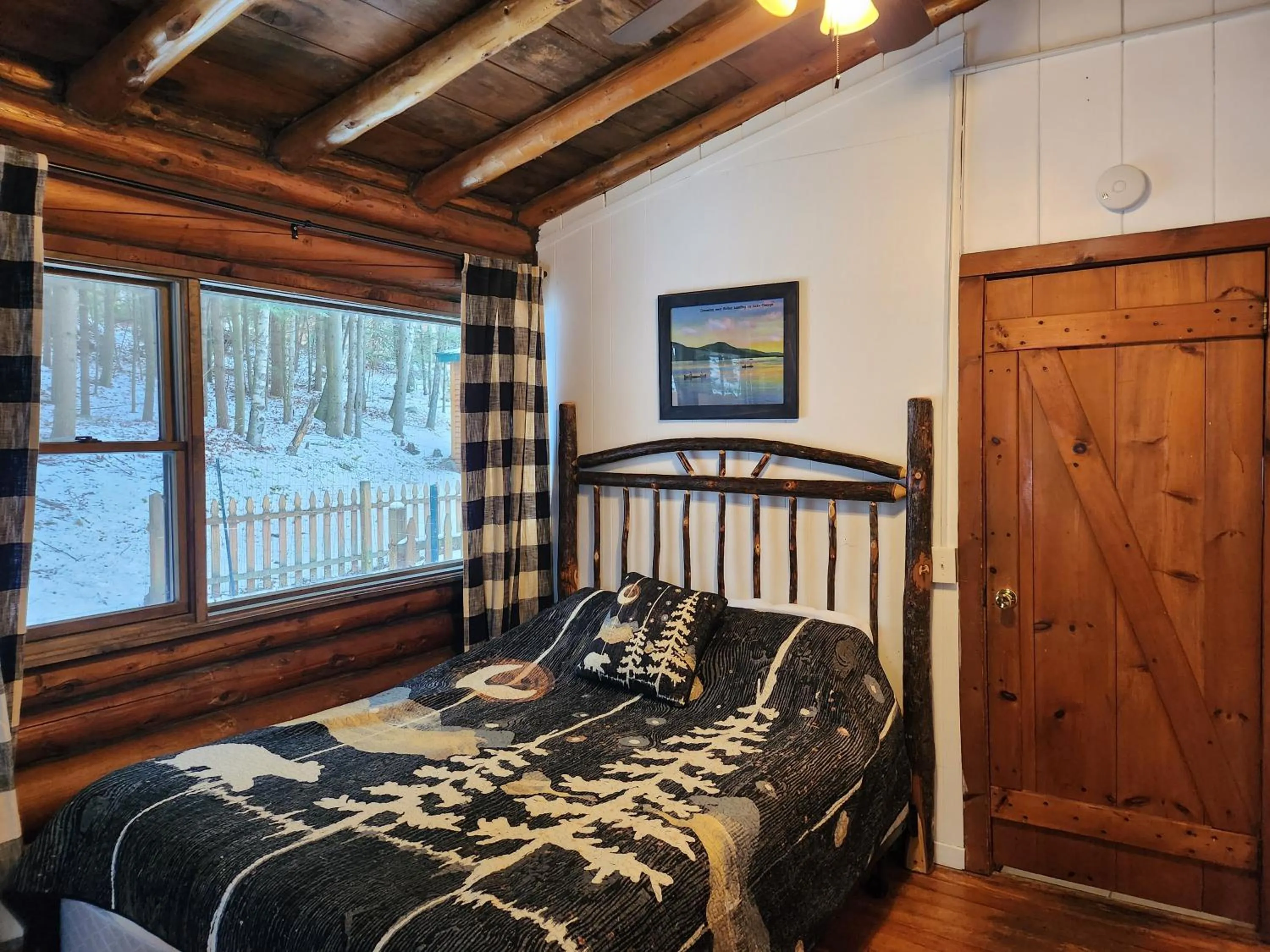 Bed in Adirondack Diamond Point Lodge