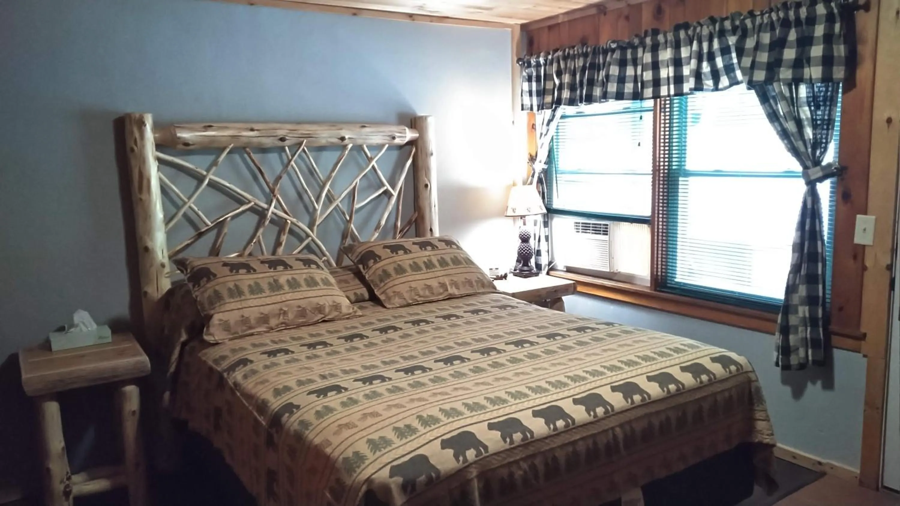 Bed in Adirondack Diamond Point Lodge