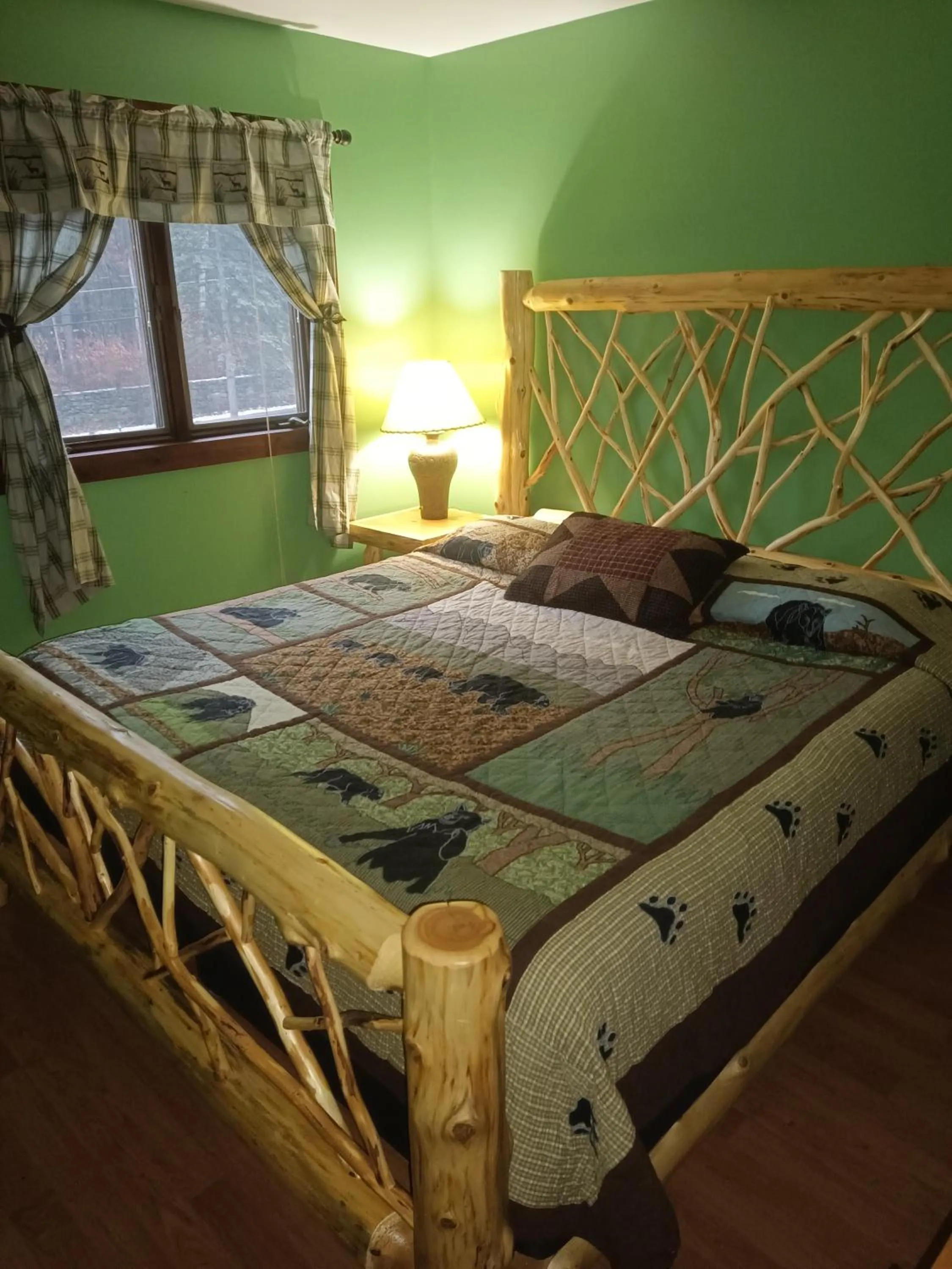 Bed in Adirondack Diamond Point Lodge