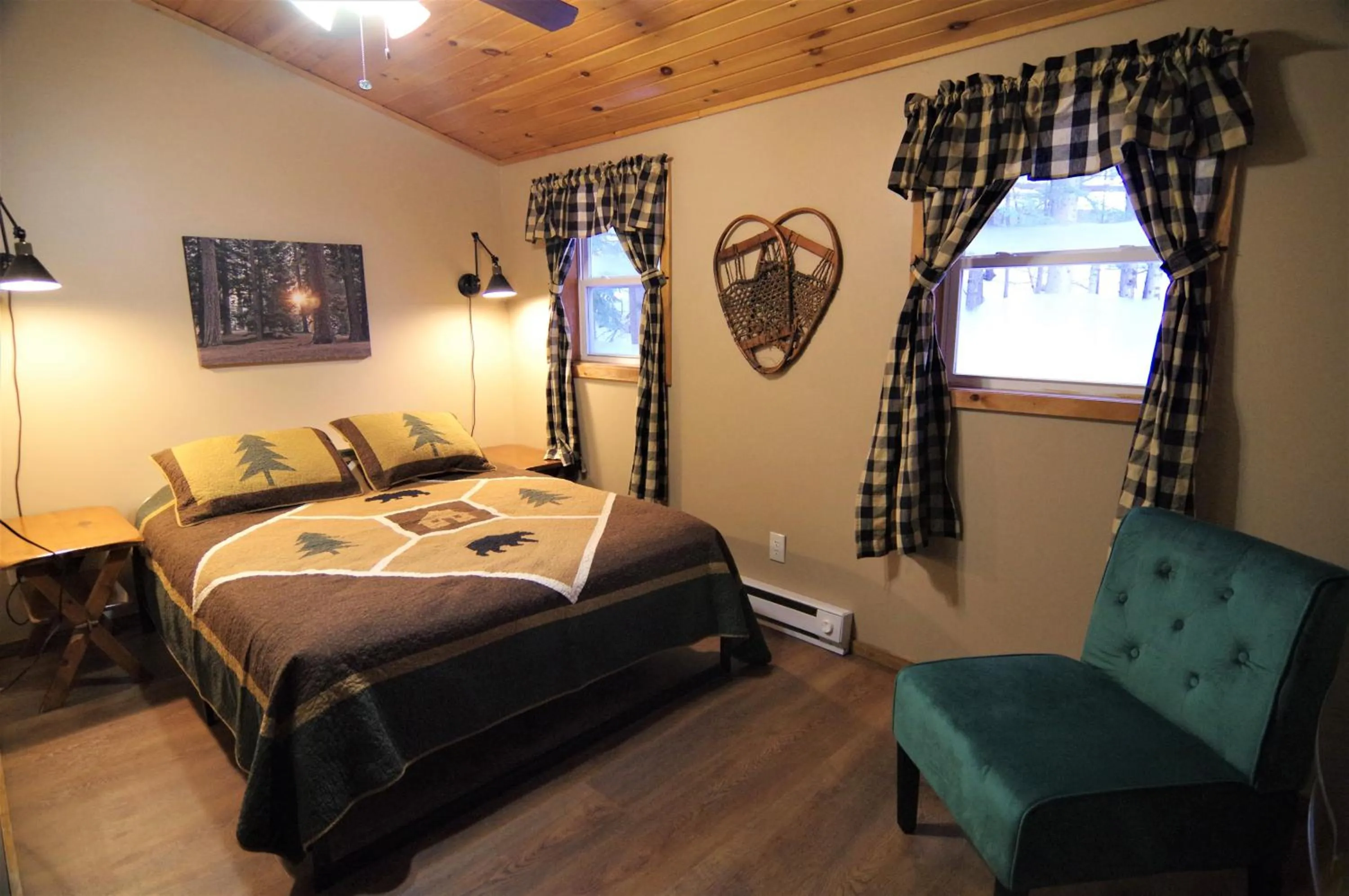 Bed in Adirondack Diamond Point Lodge