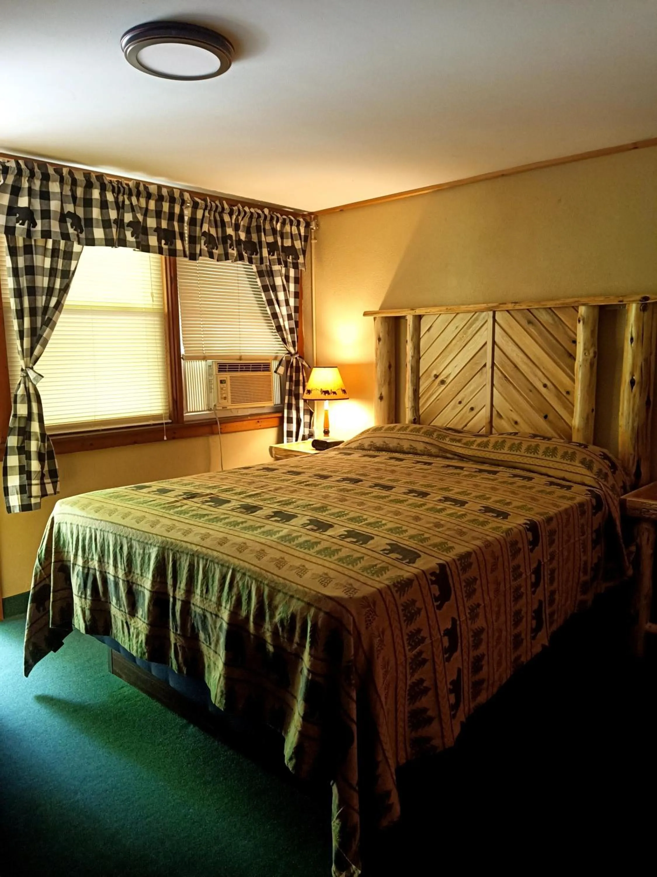 Bedroom, Bed in Adirondack Diamond Point Lodge