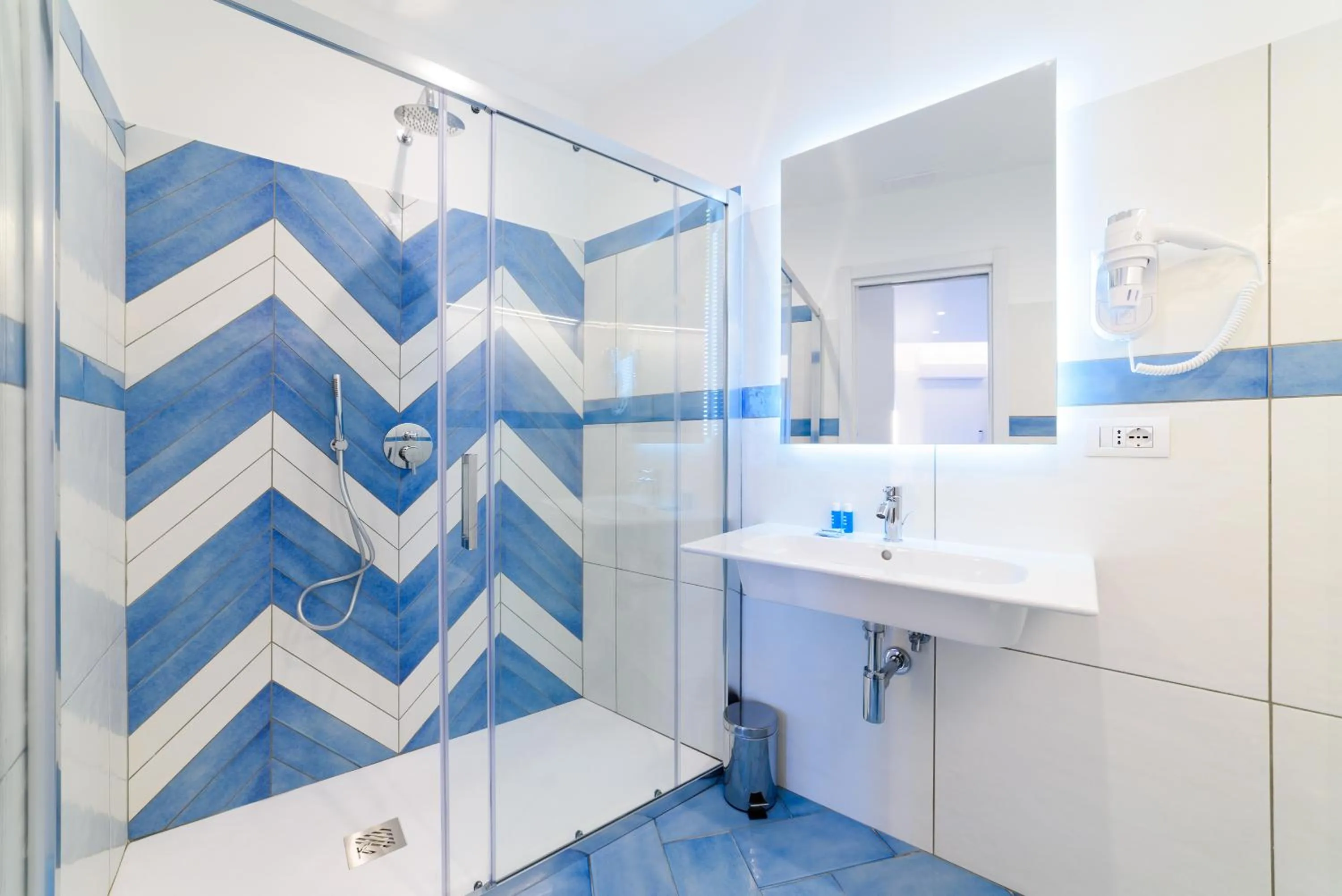 Shower in Eden sul Mare