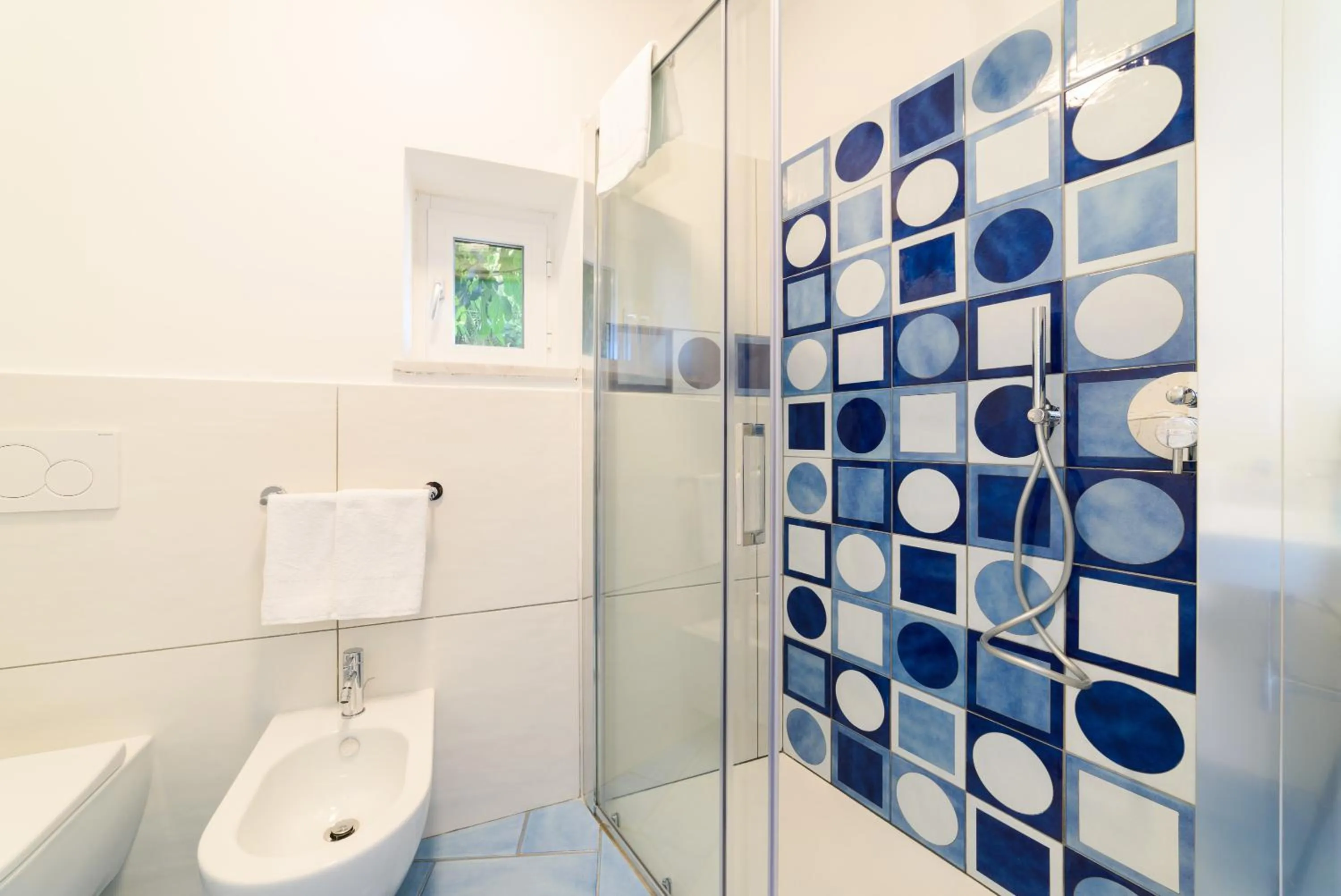 Shower in Eden sul Mare