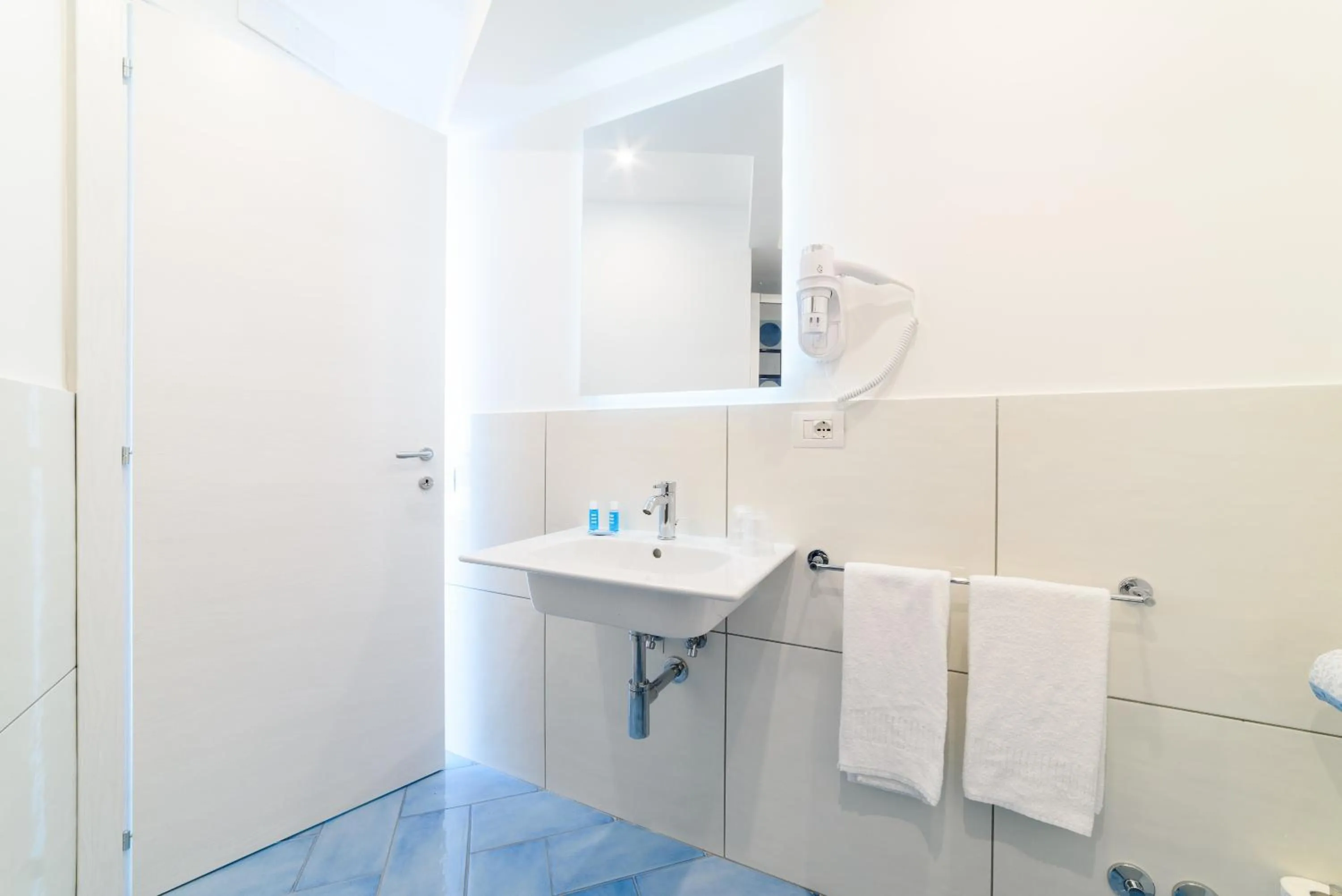 Shower in Eden sul Mare