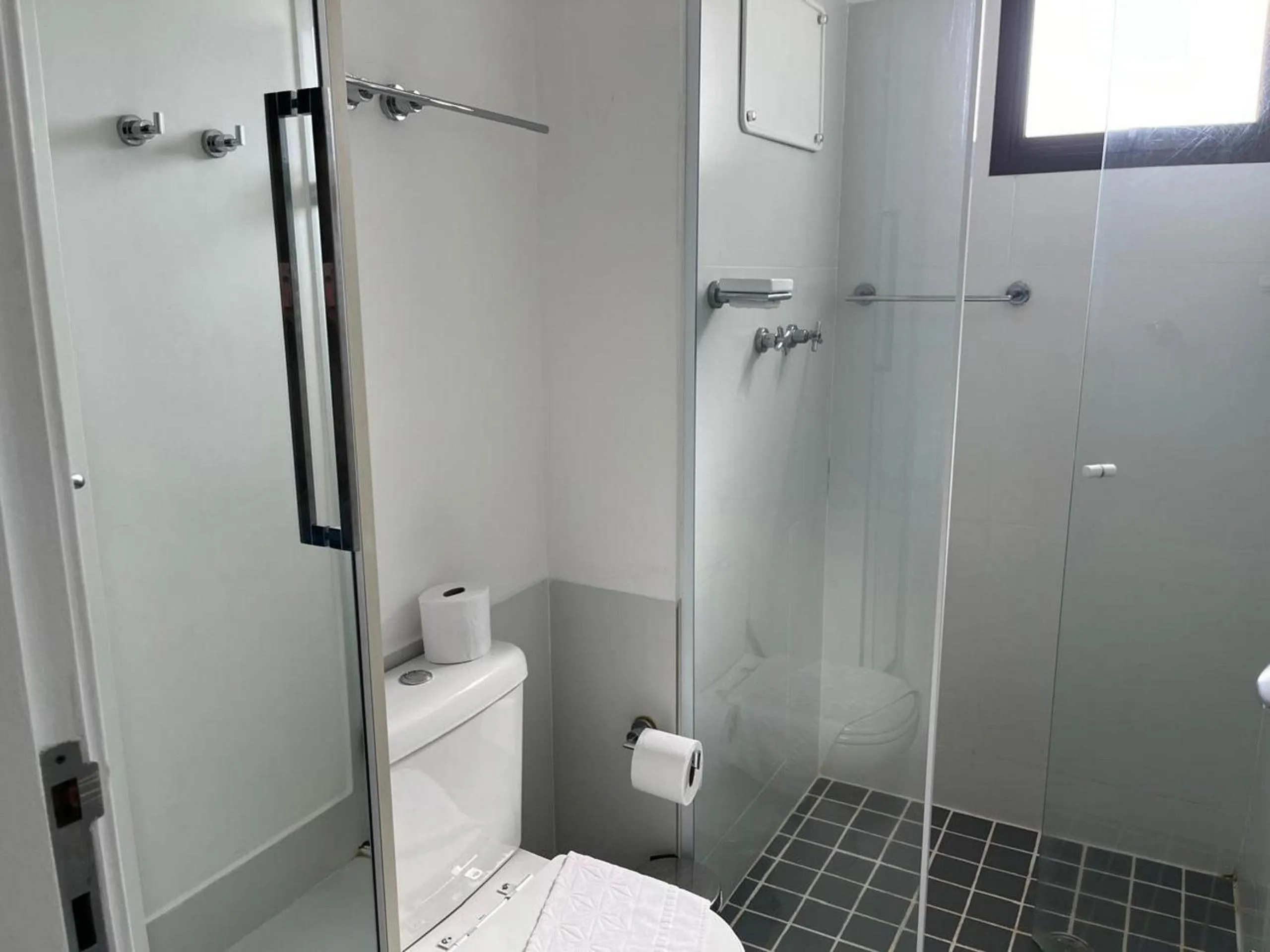 Toilet in Elegance Suítes Alvorada