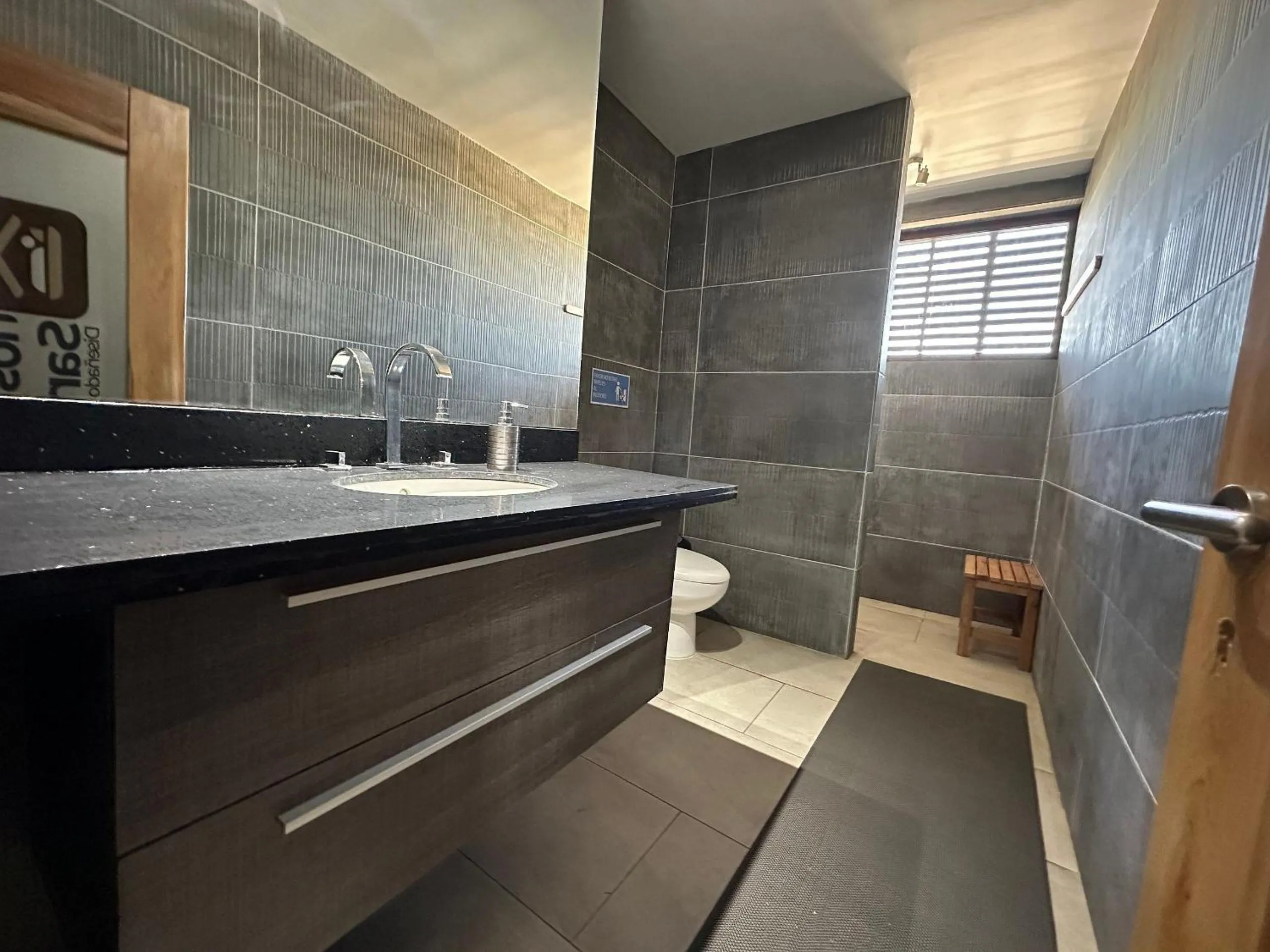 Toilet in Hotel Inside Santiago, Diseñado para ti.