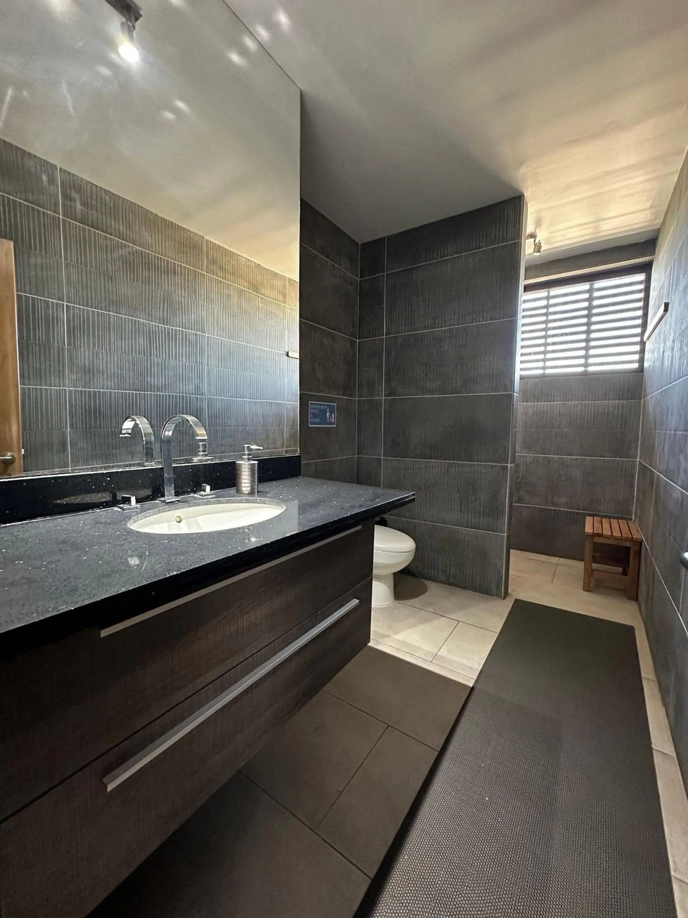 Toilet in Hotel Inside Santiago, Diseñado para ti.