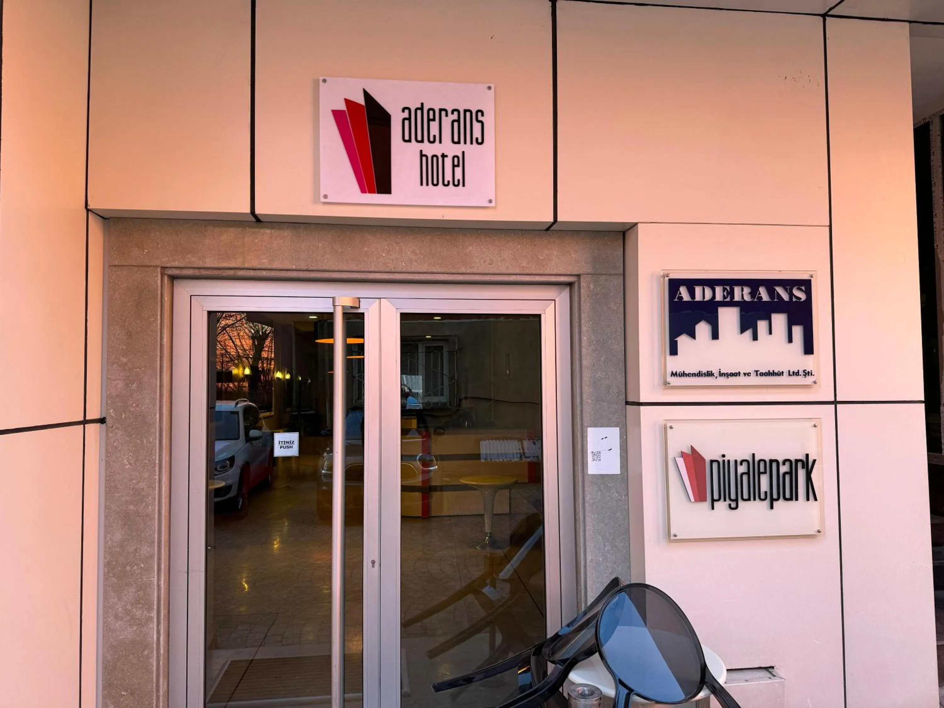 Facade/entrance in Aderans Hotel