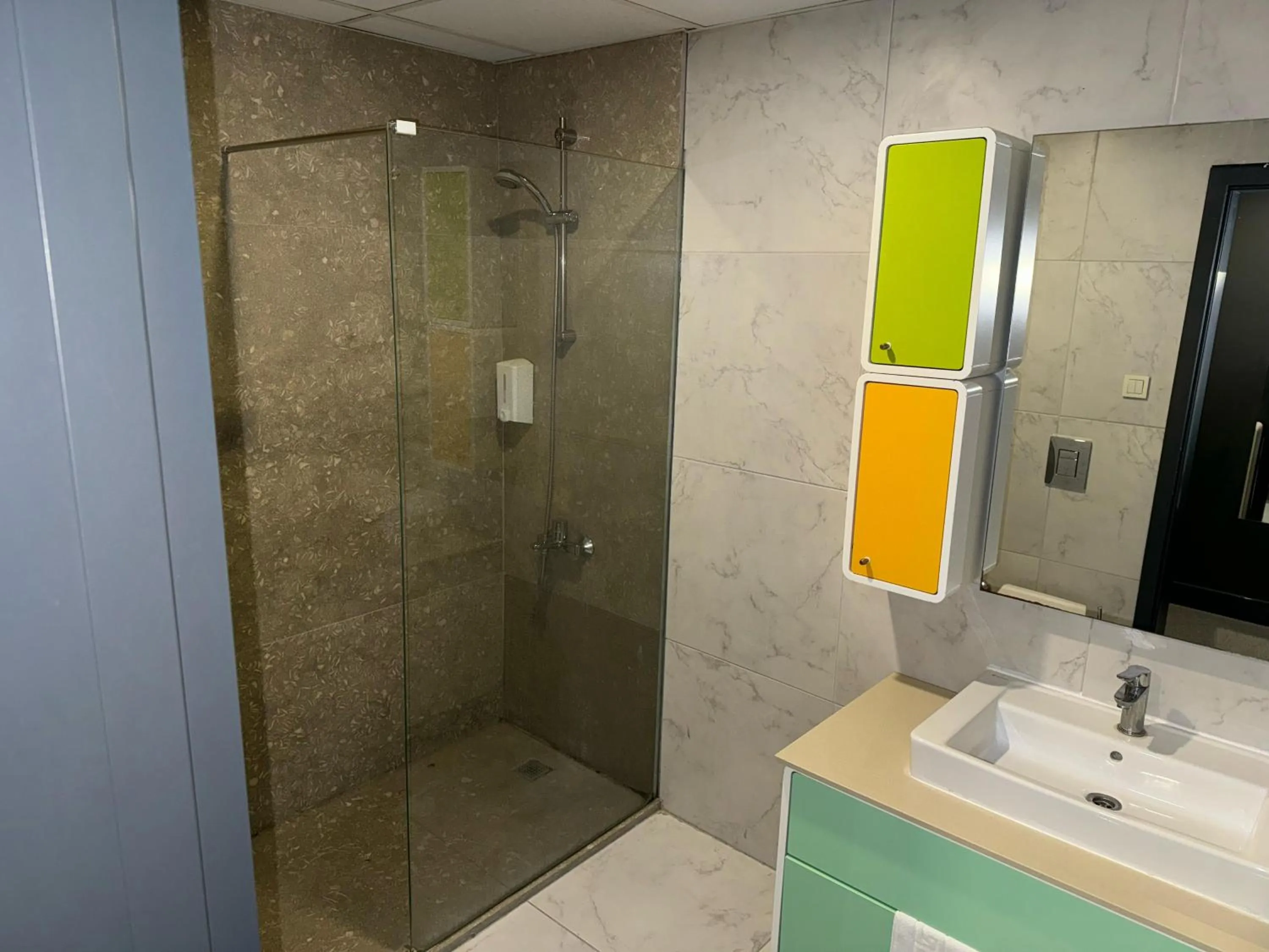 Shower in Aderans Hotel