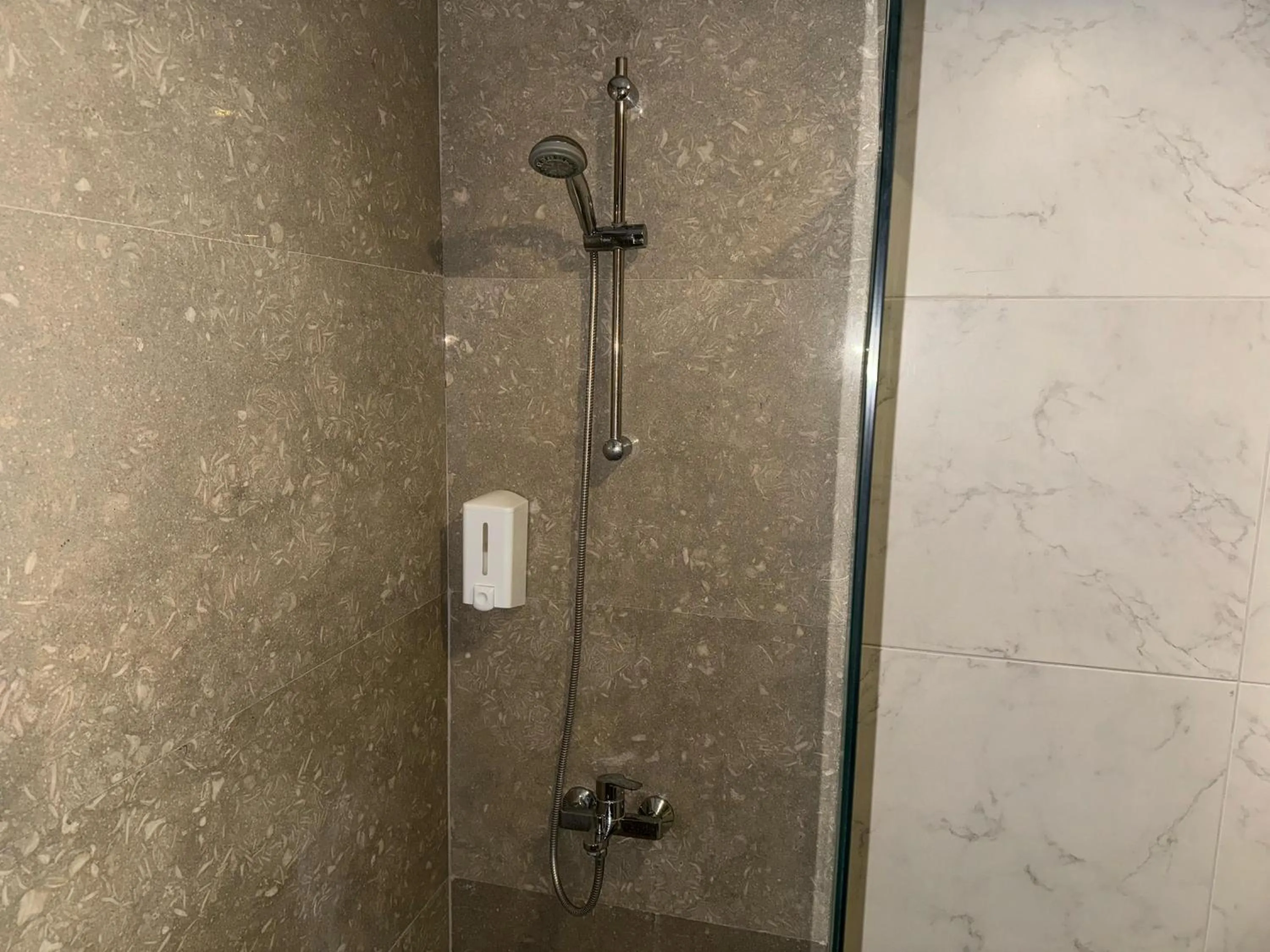 Shower in Aderans Hotel