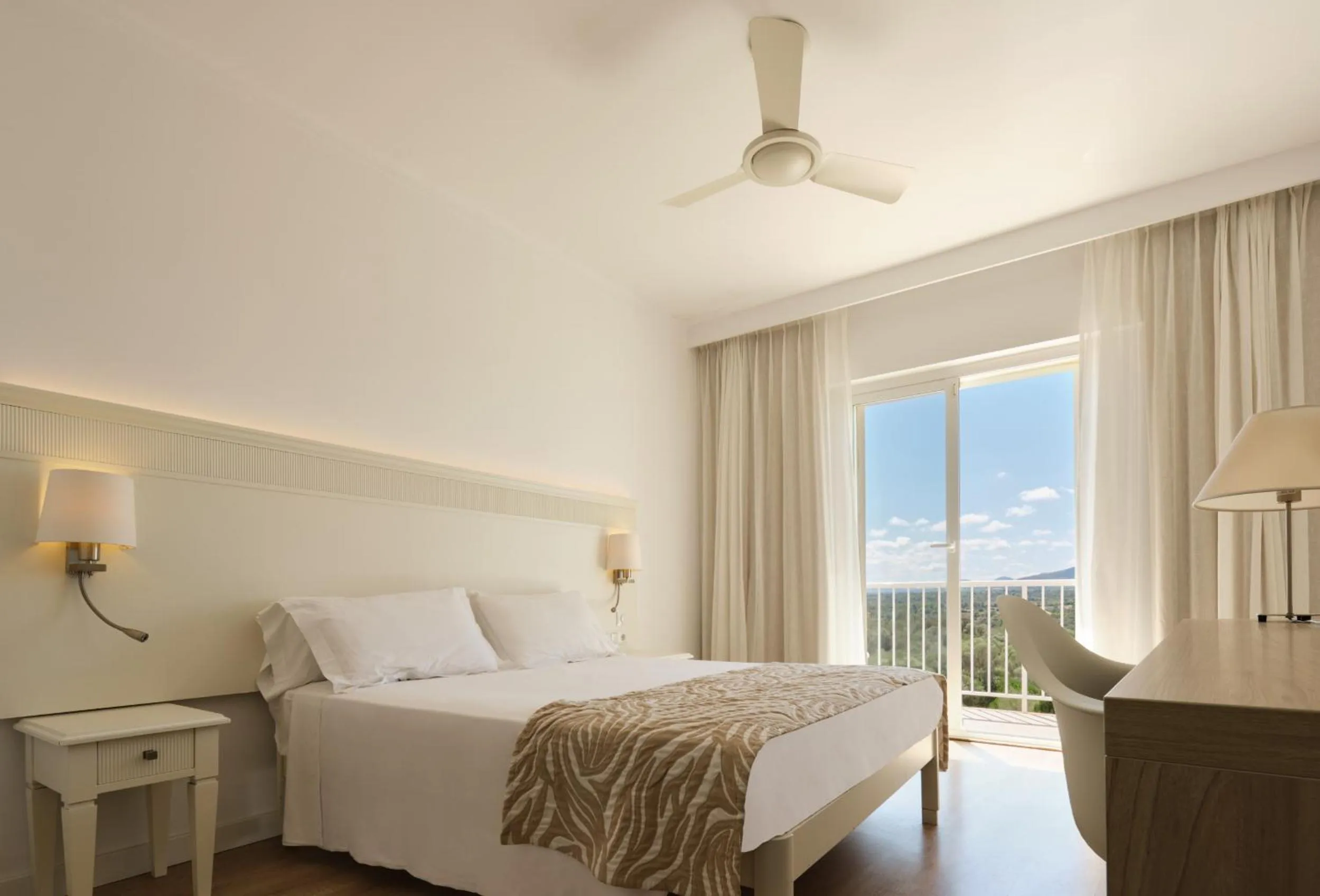 Bed in Hotel Castell dels Hams