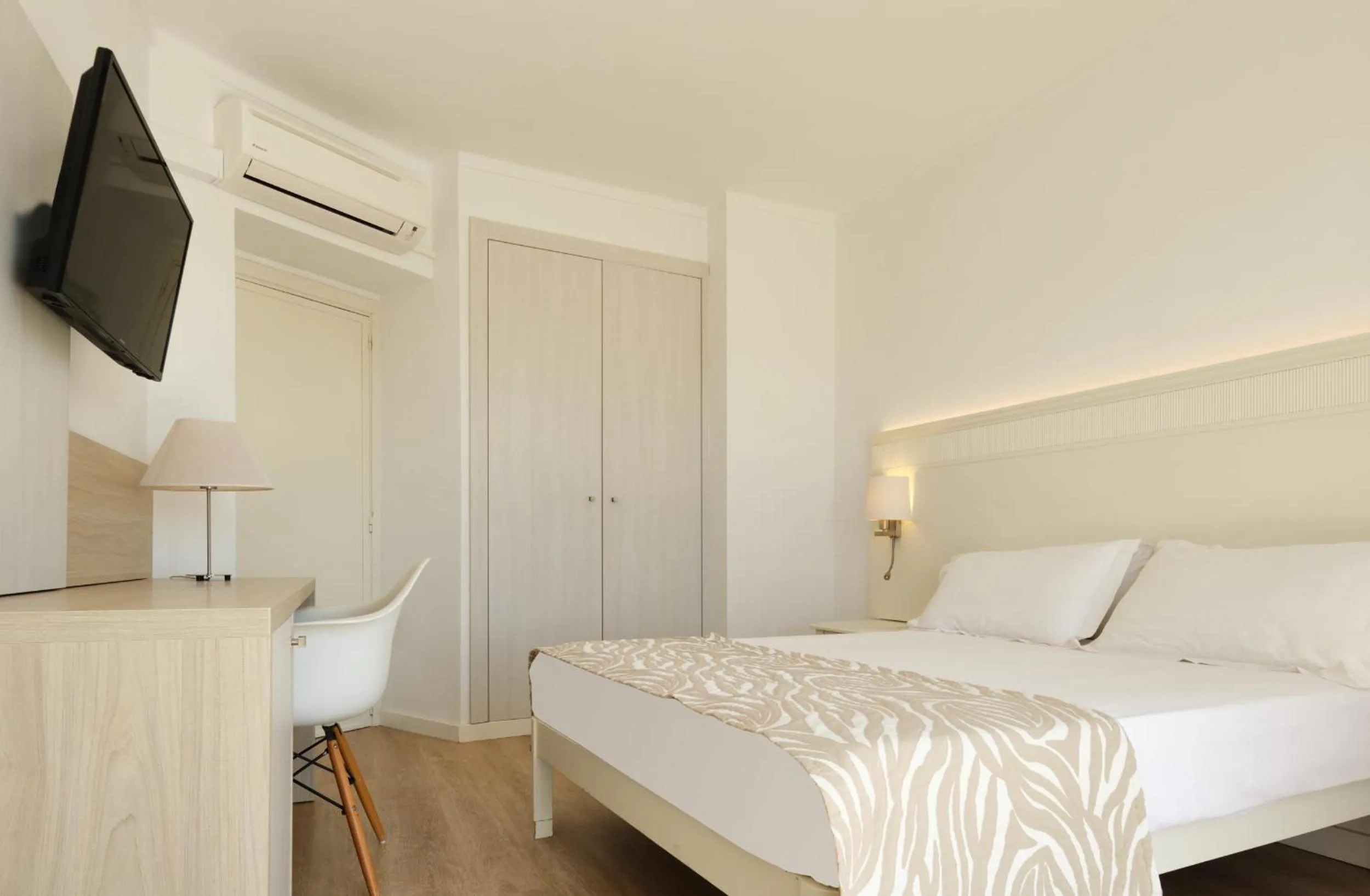 Bed in Hotel Castell dels Hams