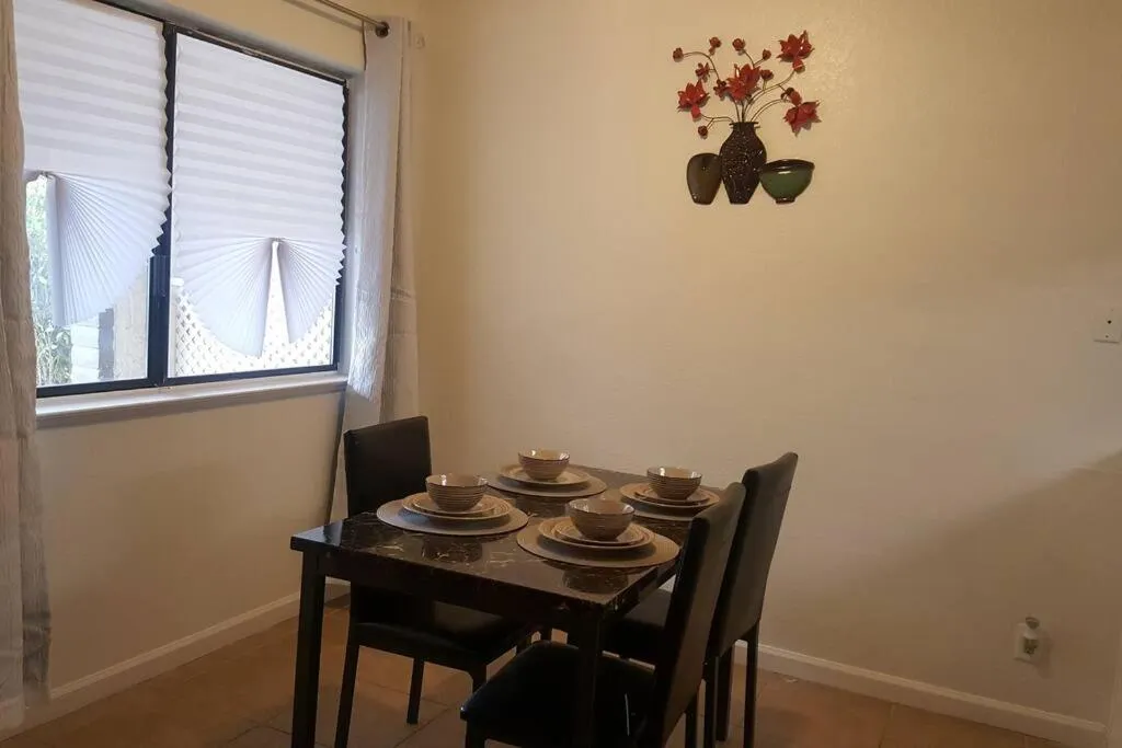Dining area in Dream King Bed-2BD-12 min to Strip