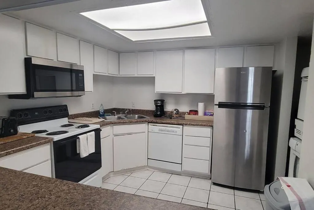 Kitchen or kitchenette in Dream King Bed-2BD-12 min to Strip