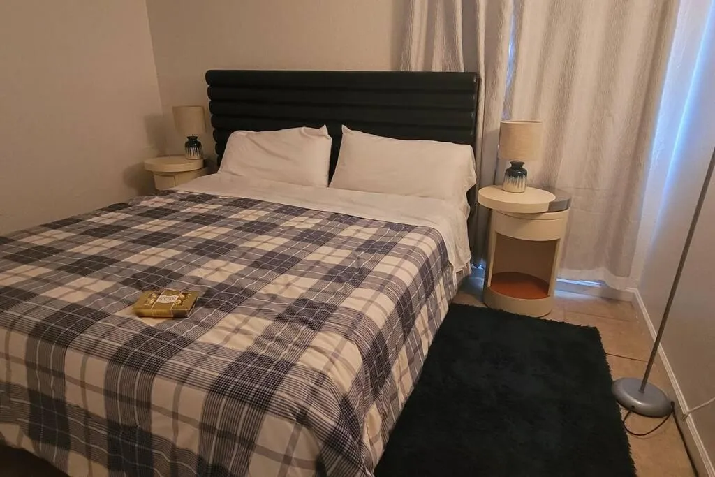 Photo of the whole room, Bed in Dream King Bed-2BD-12 min to Strip