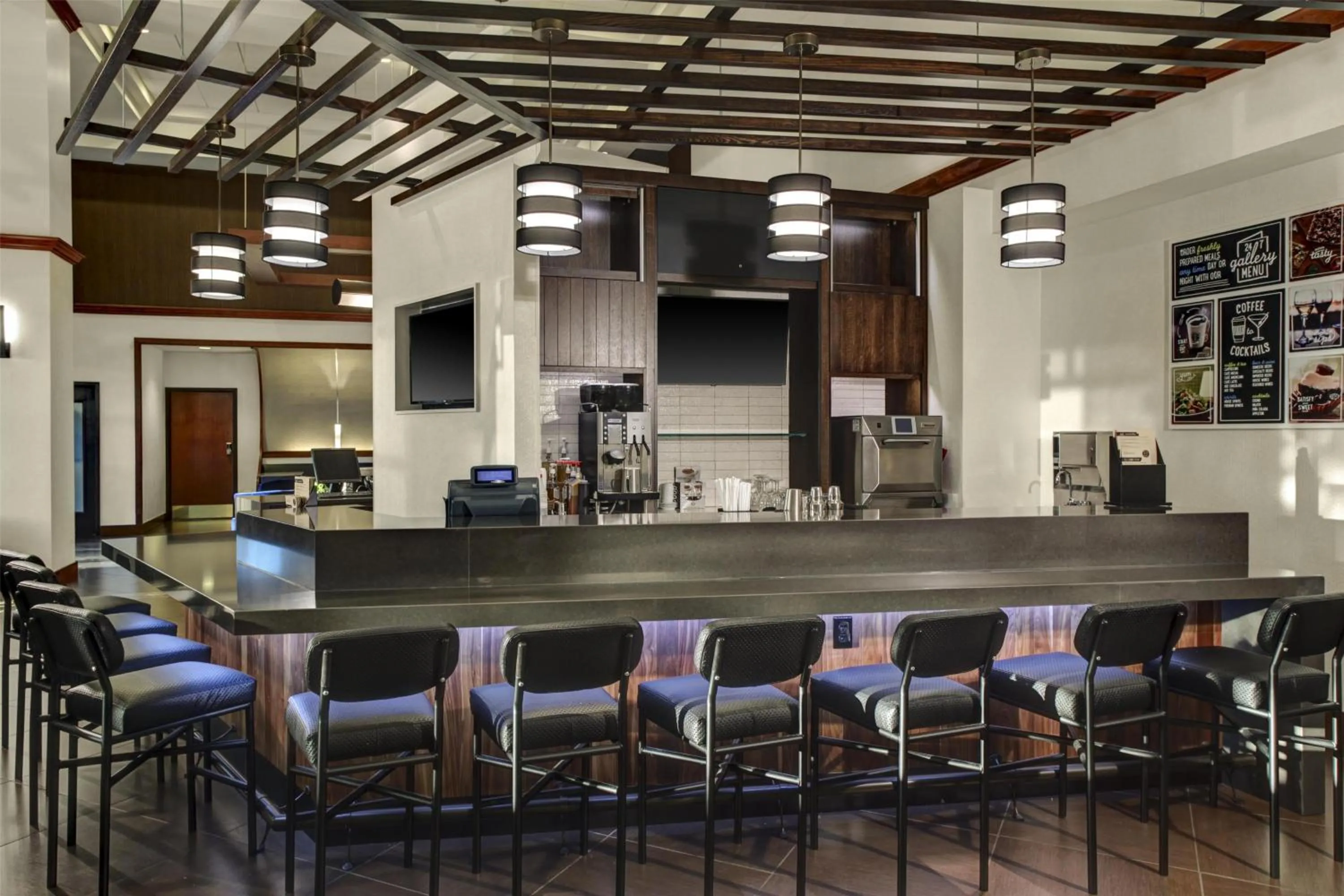 Lounge or bar in Hyatt Place Atlanta / Alpharetta / Windward Parkway