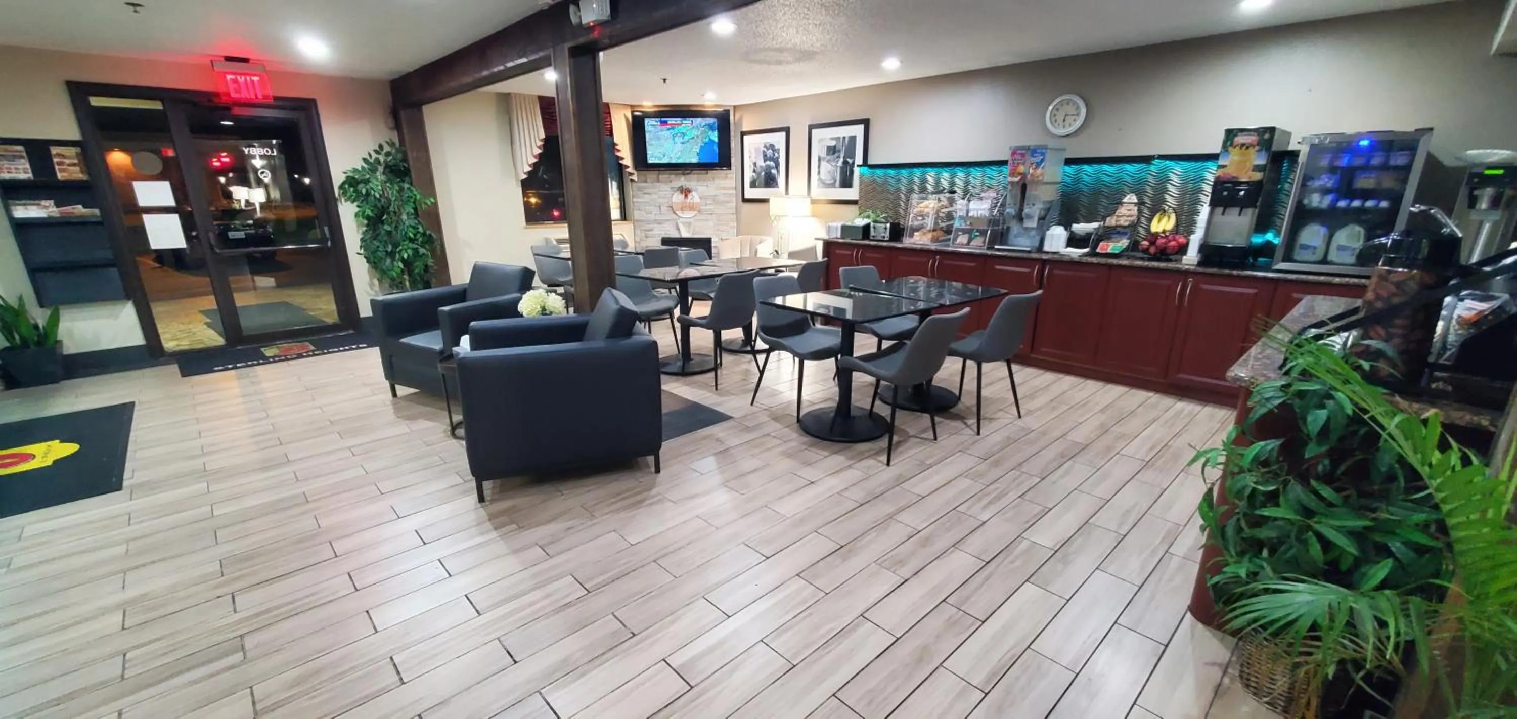 Communal lounge/ TV room in Super 8 by Wyndham Sterling Heights/Detroit Area