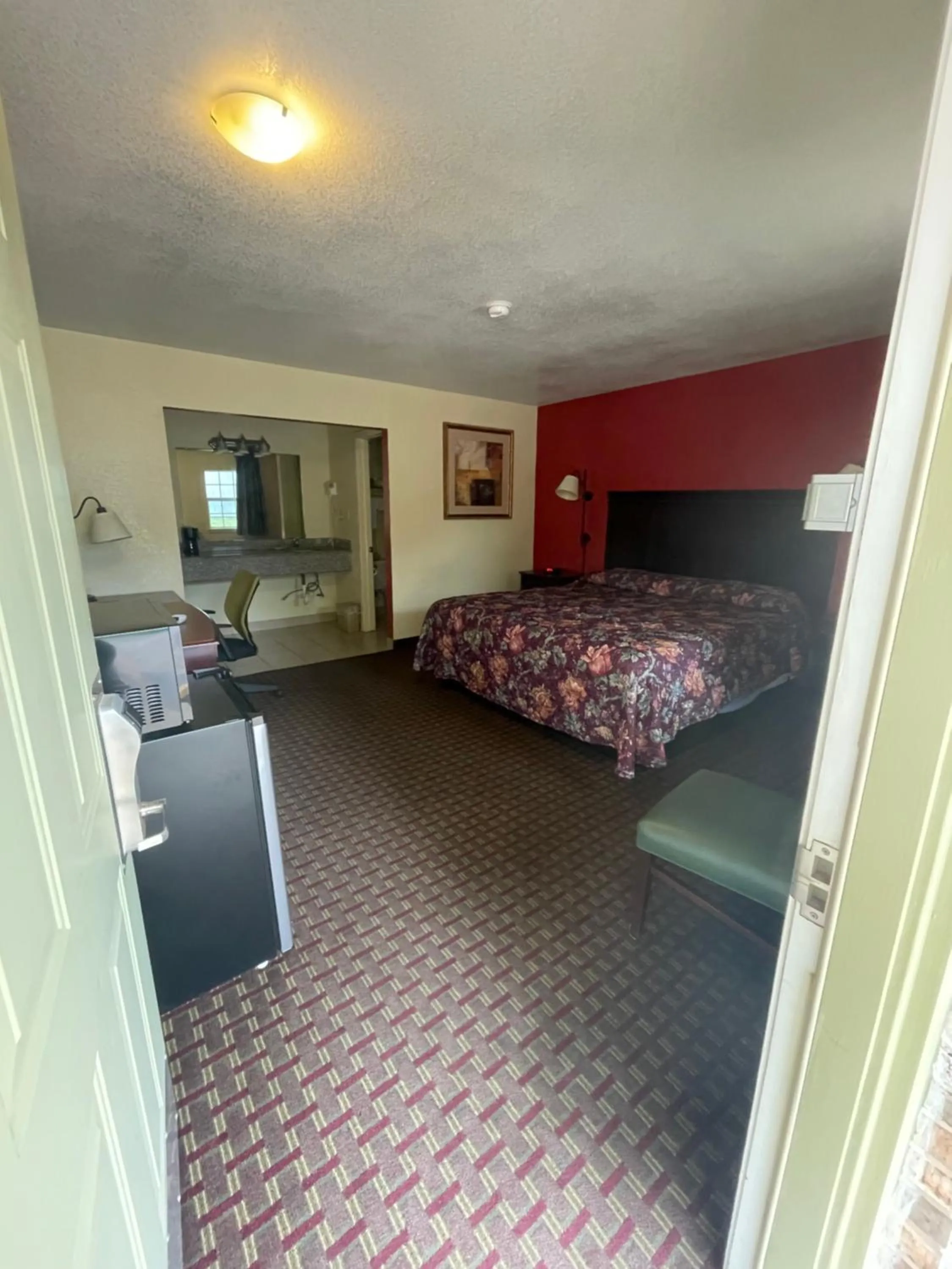 Photo of the whole room, Bed in Village Inn