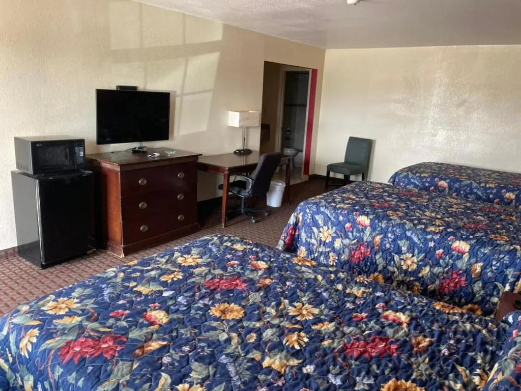 Photo of the whole room, Bed in Village Inn