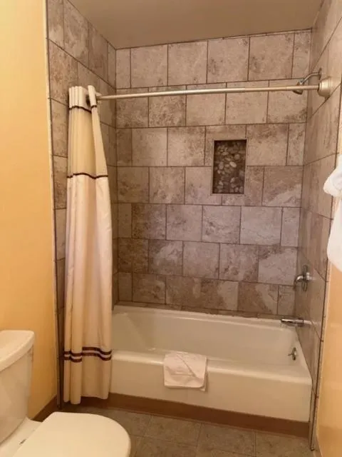 Bath in Yosemite Gateway Motel
