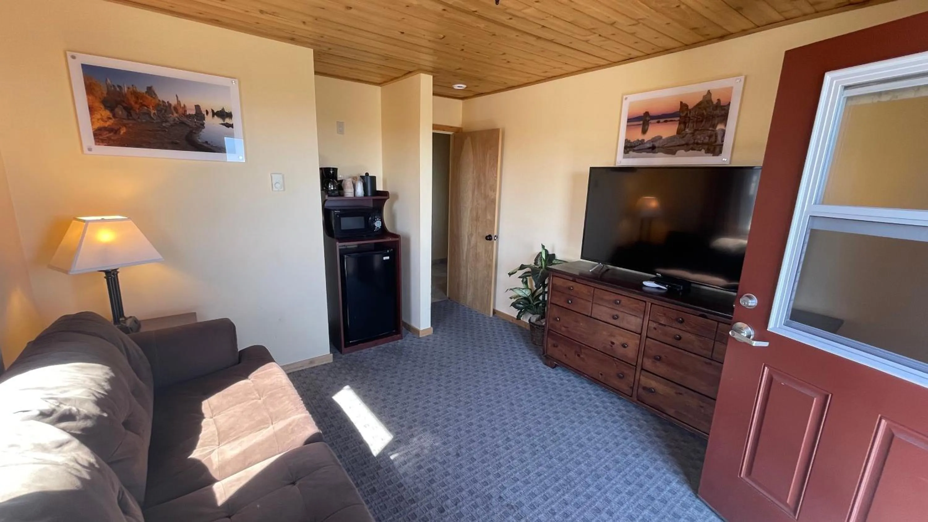 Living room in Yosemite Gateway Motel