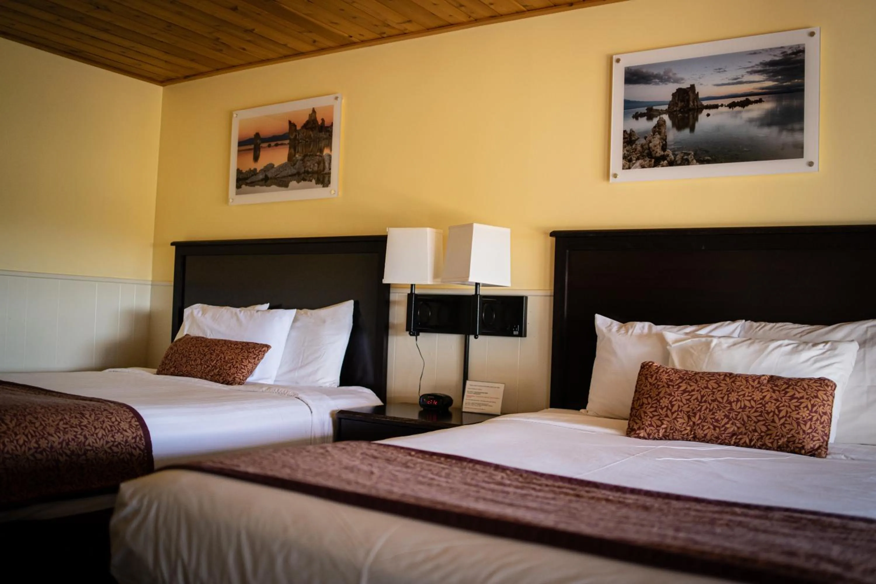 Bed in Yosemite Gateway Motel