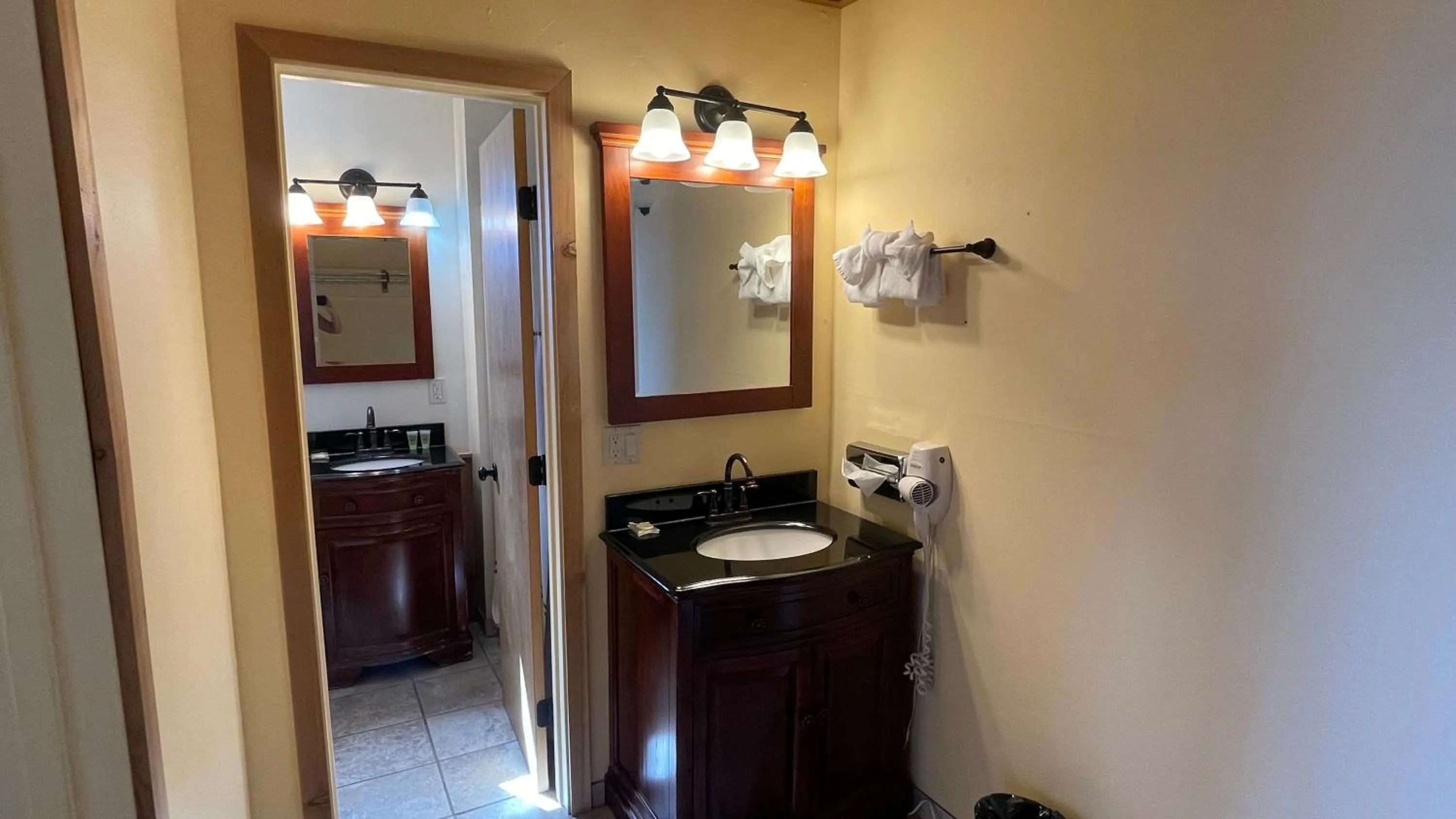 Bathroom in Yosemite Gateway Motel