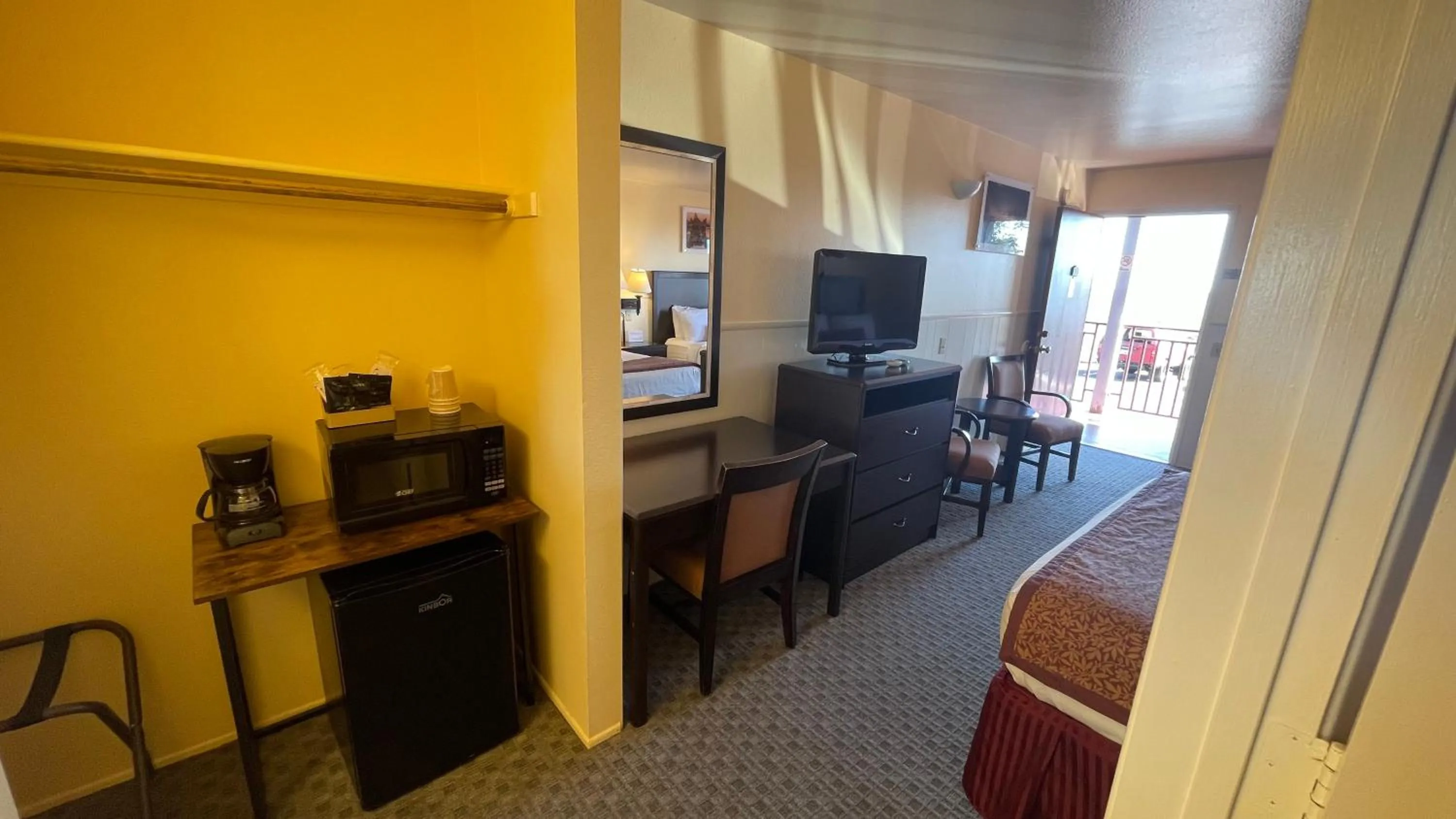 Bedroom in Yosemite Gateway Motel