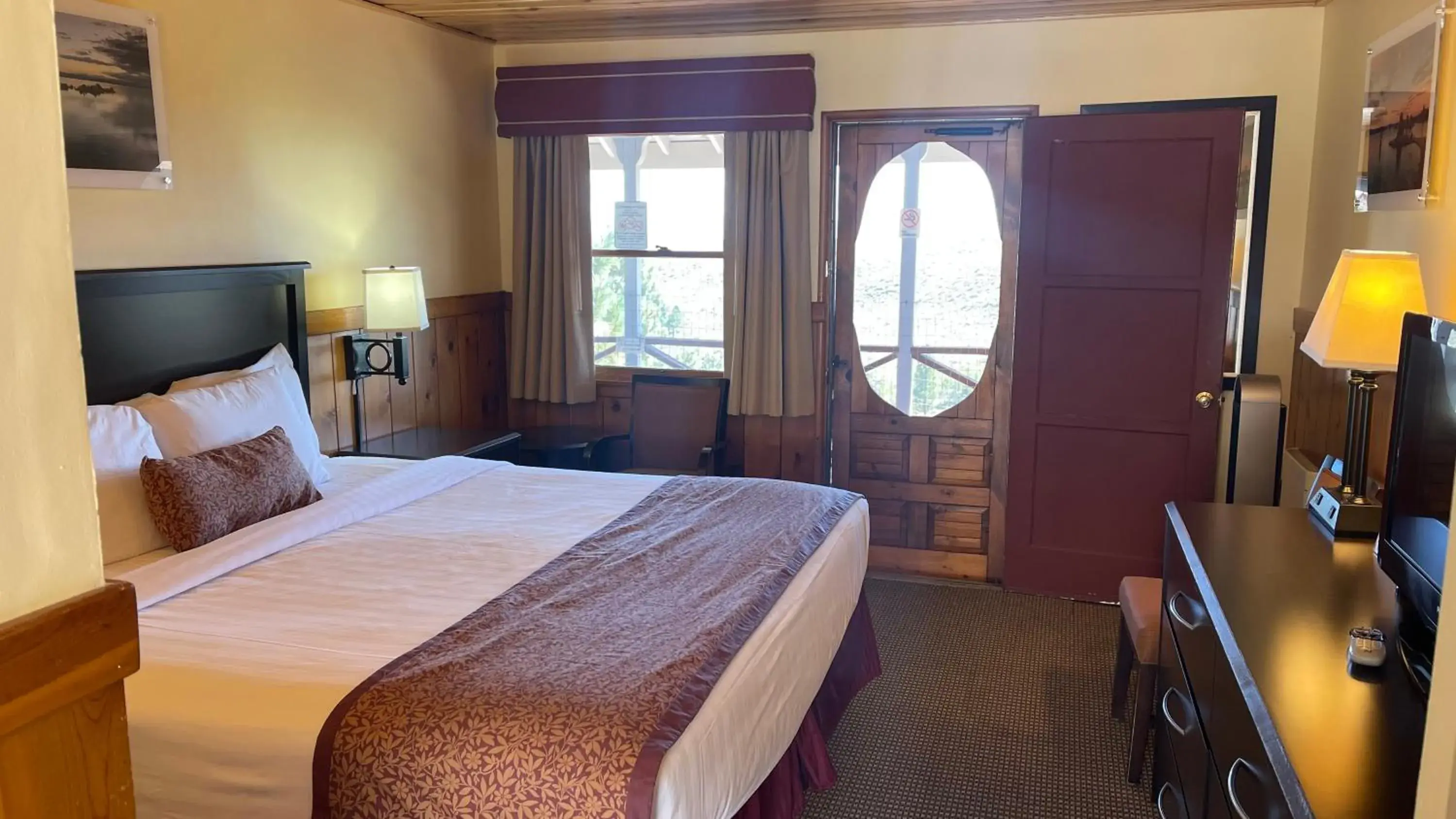 King Room with Balcony in Yosemite Gateway Motel King Room with Balcony in Yosemite Gateway Motel