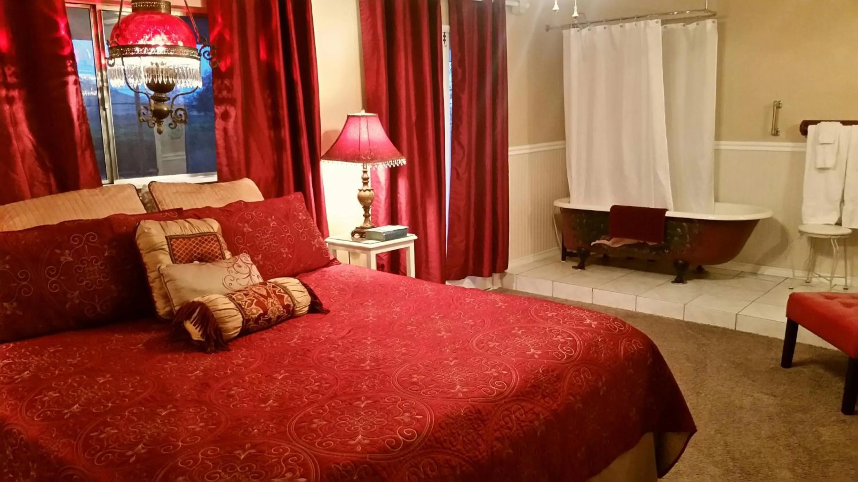 Bathroom, Bed in The Parks Inn