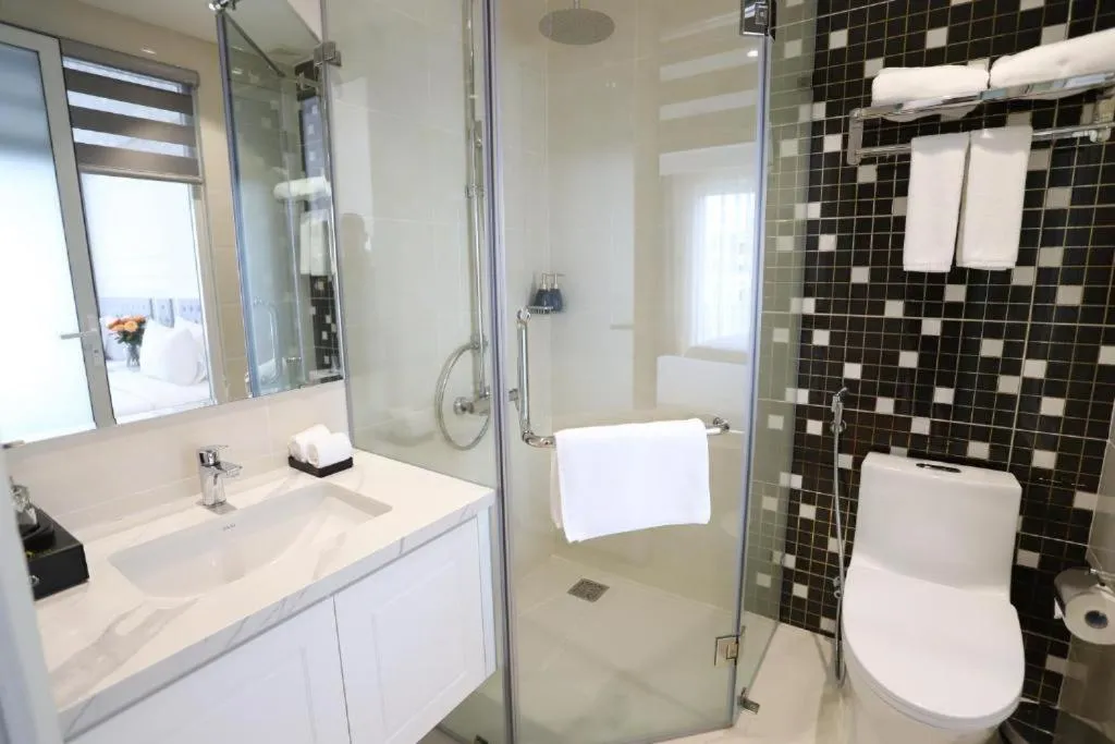 Shower in Le Marais Hotel Dalat