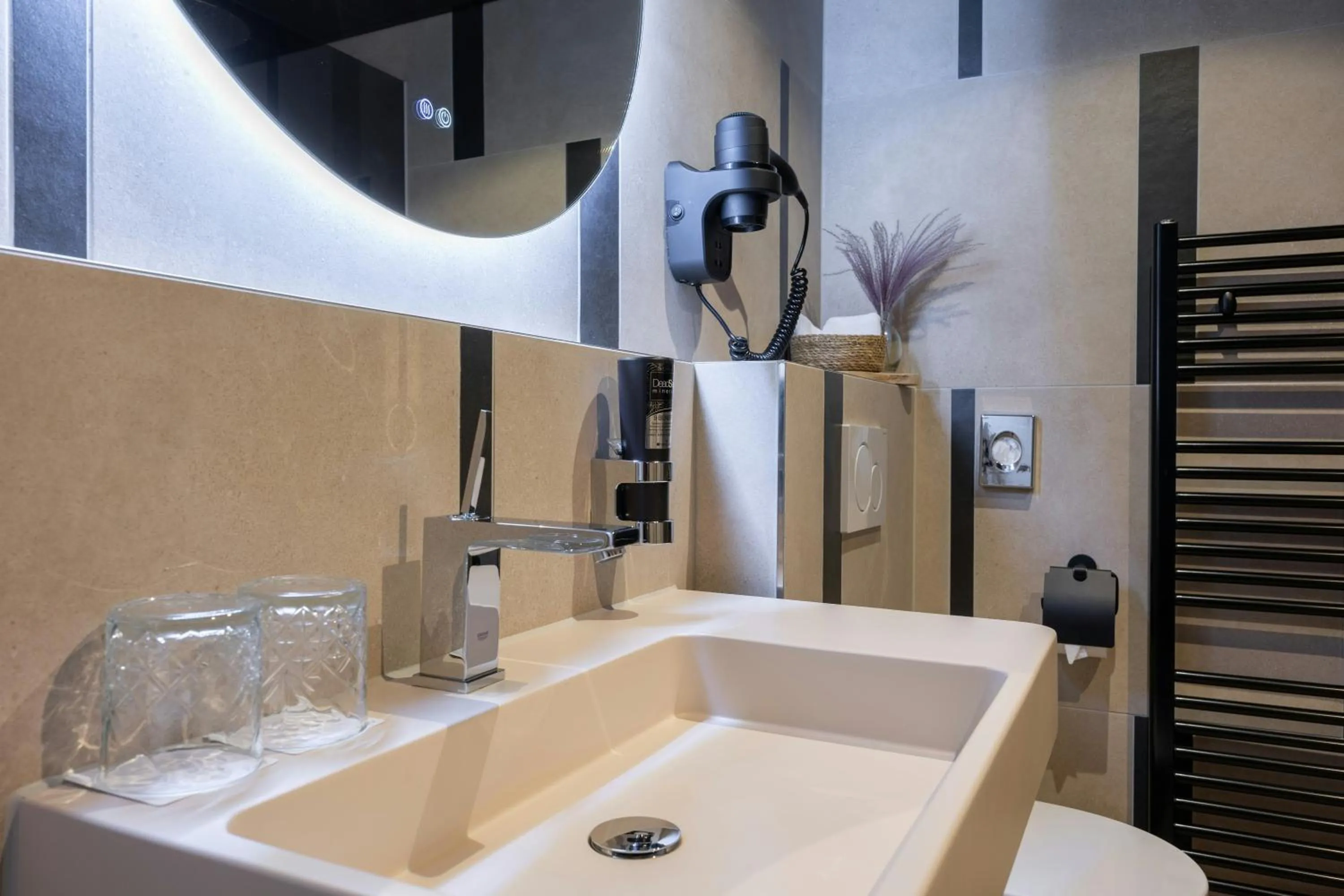 Bathroom in Leonardo Hotel Papendrecht