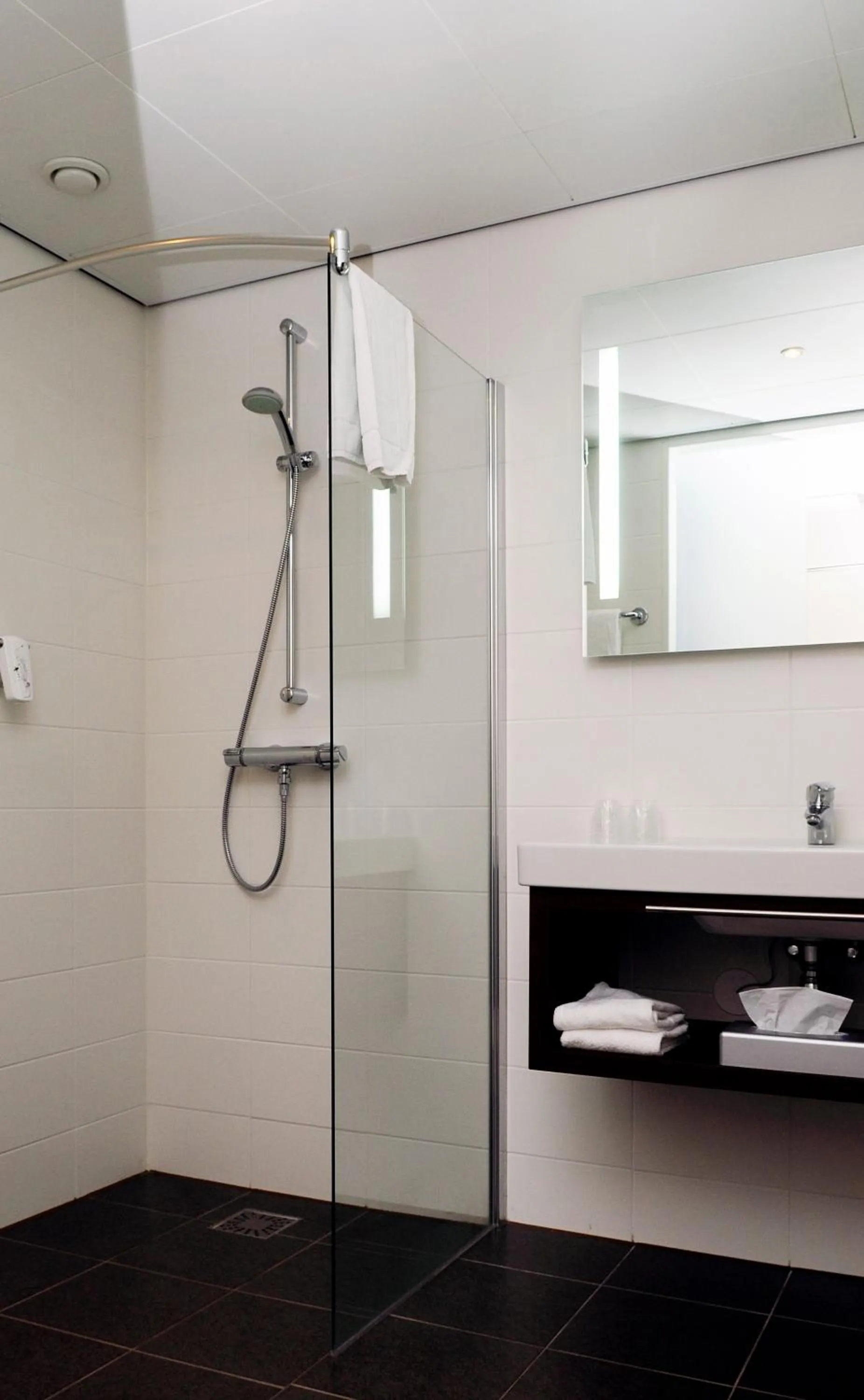 Bathroom in Leonardo Hotel Papendrecht