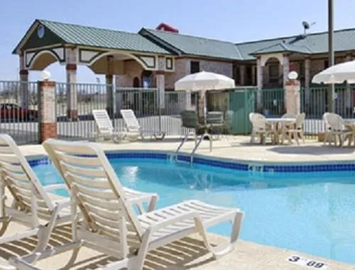 Swimming pool in Ramada Limited San Angelo