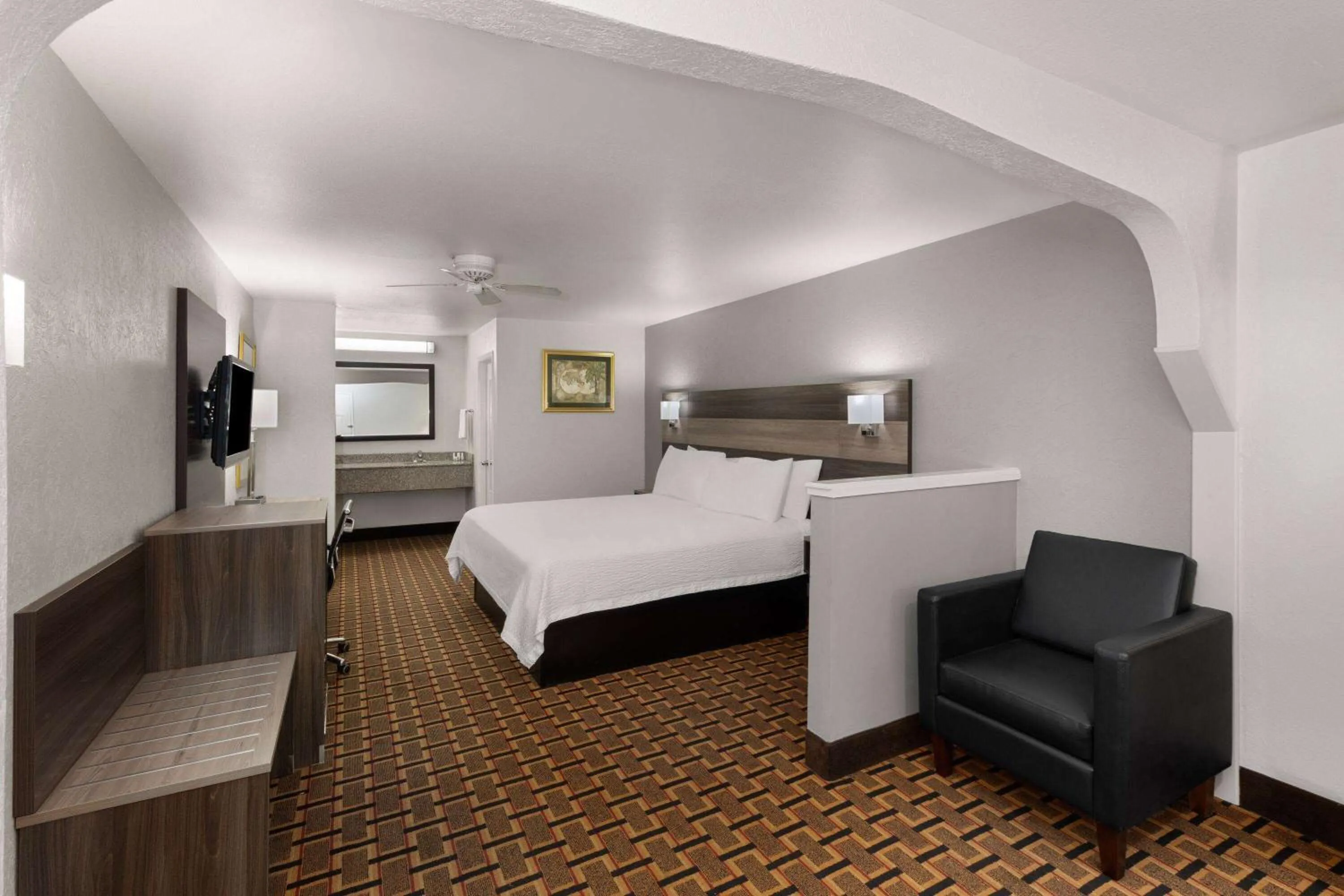 Photo of the whole room, Bed in Ramada Limited San Angelo