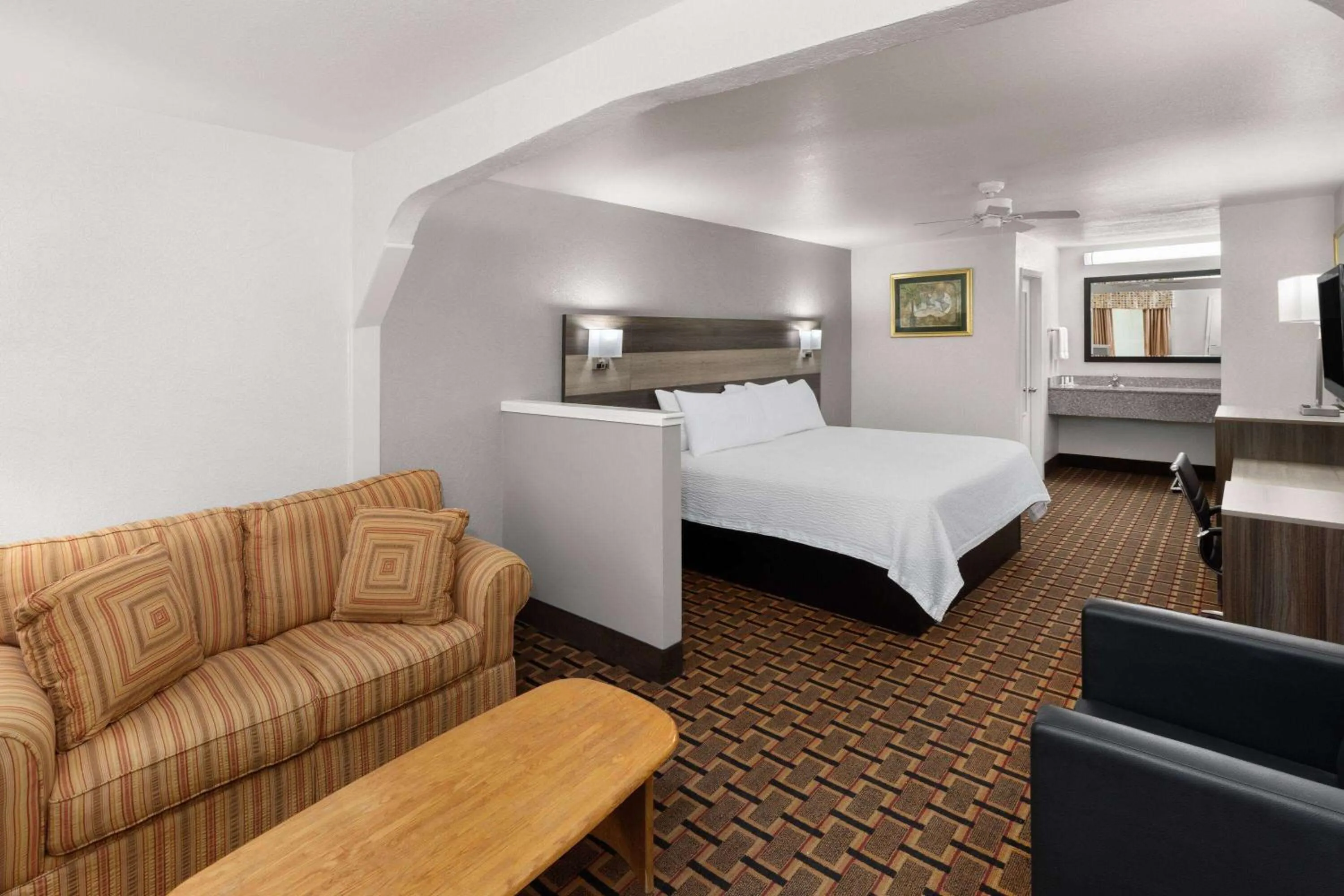 Photo of the whole room, Bed in Ramada Limited San Angelo