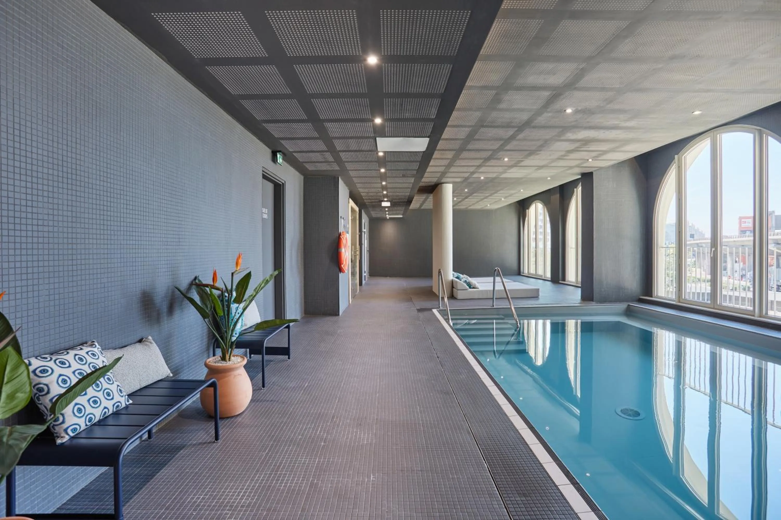 Swimming pool in Appart Hotel Odalys City Marseille Centre Euromed