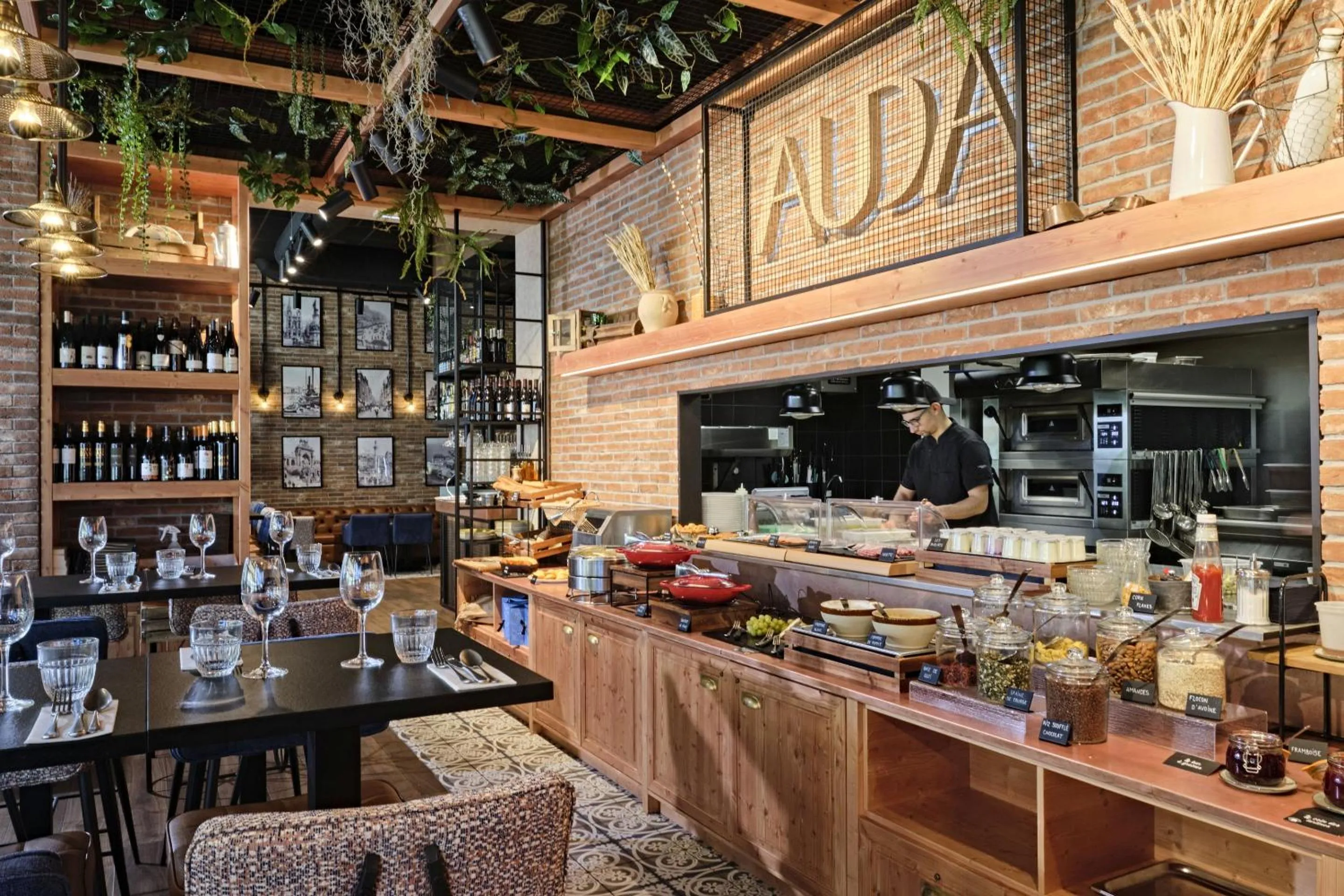 Restaurant/places to eat in Appart Hotel Odalys City Marseille Centre Euromed