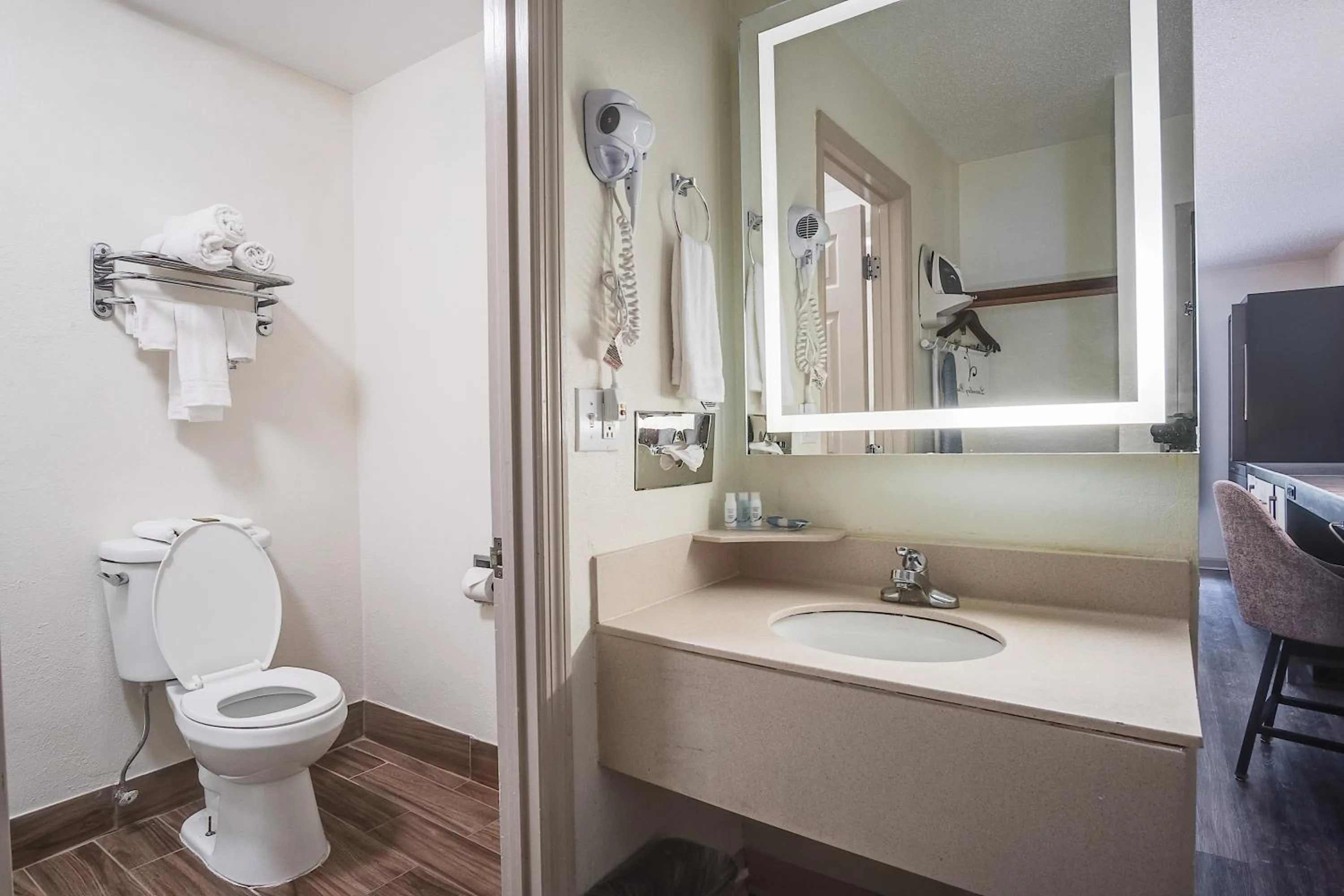 Toilet in Cottonwood Suites Savannah Hotel & Conference Center