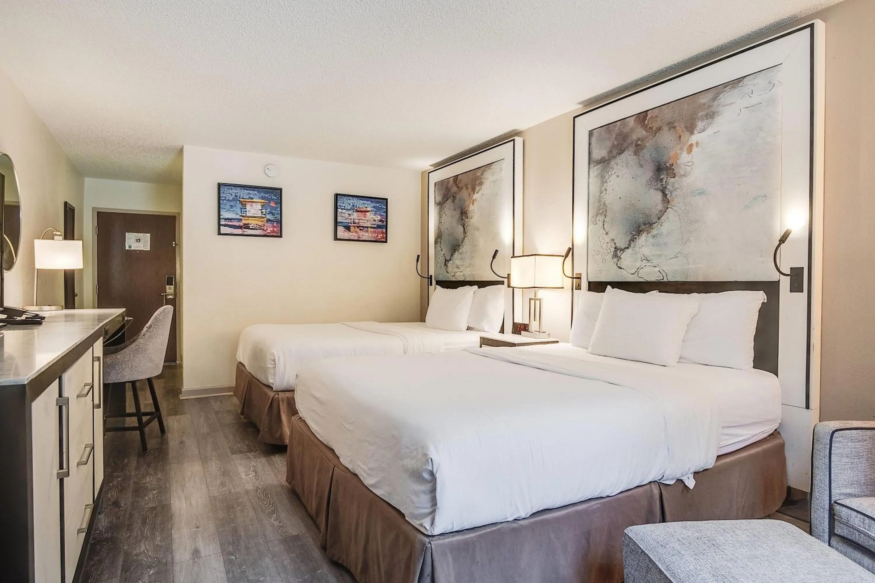 Photo of the whole room, Bed in Cottonwood Suites Savannah Hotel & Conference Center