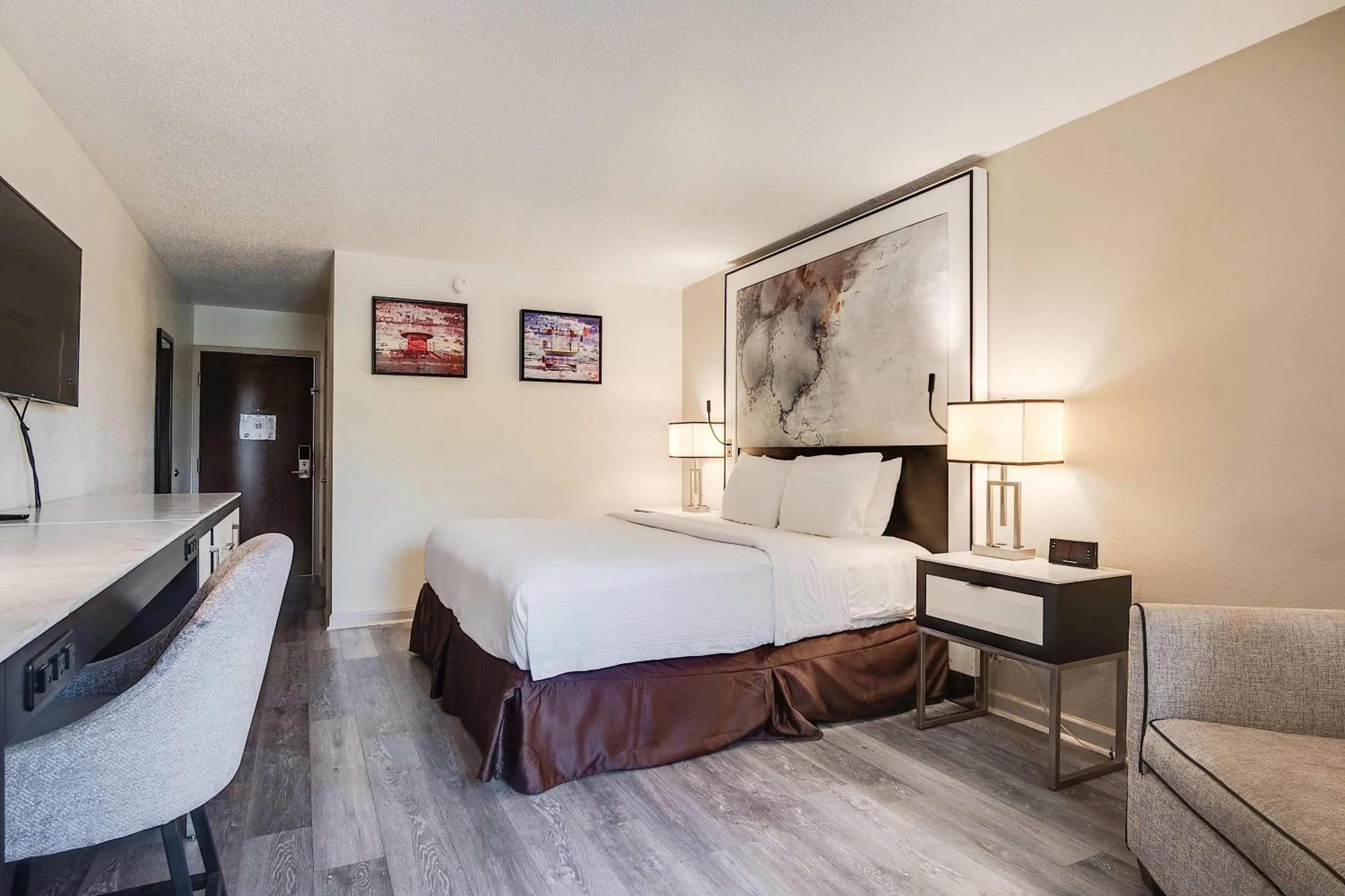 Photo of the whole room, Bed in Cottonwood Suites Savannah Hotel & Conference Center