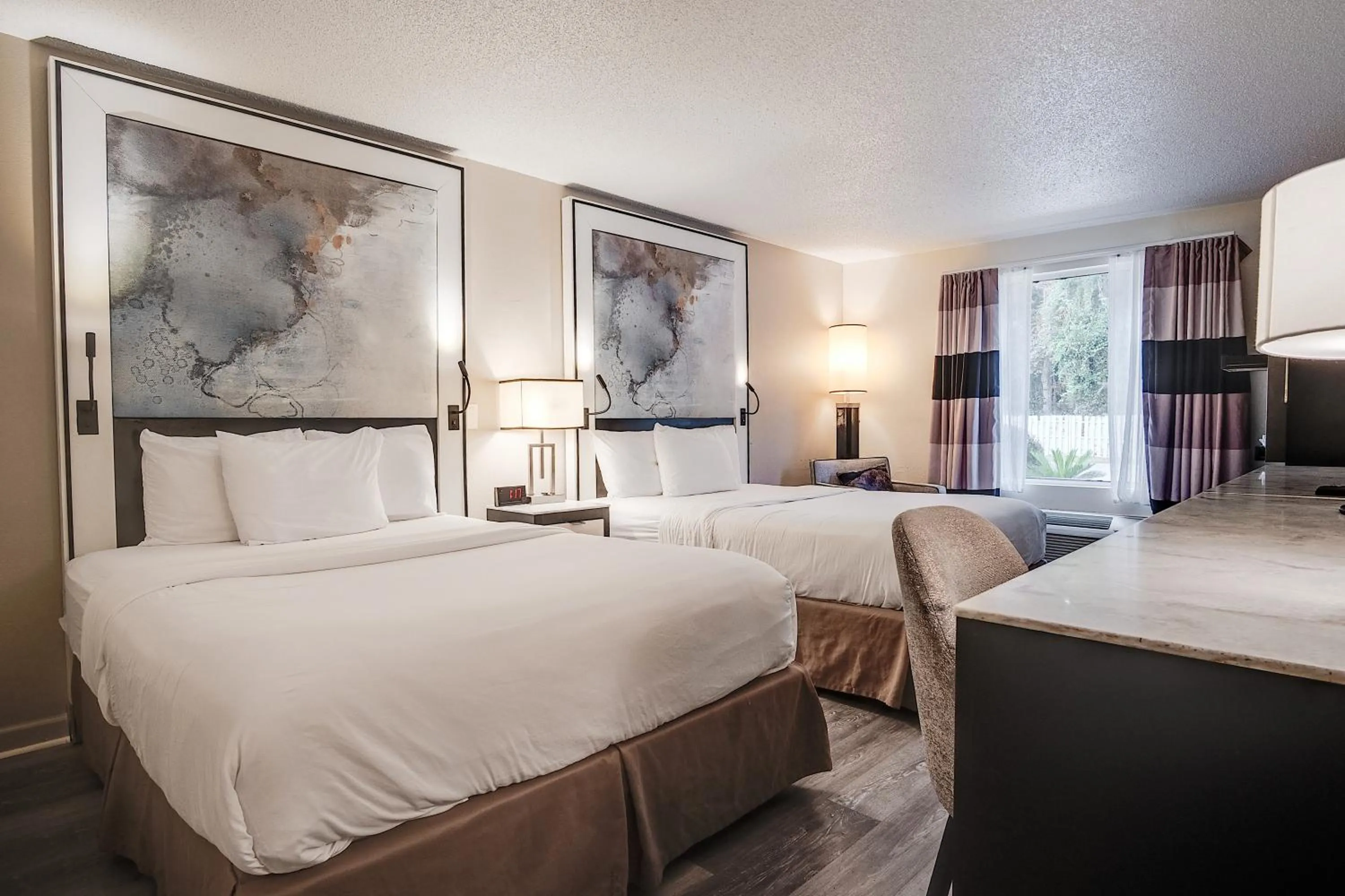 Bed in Cottonwood Suites Savannah Hotel & Conference Center