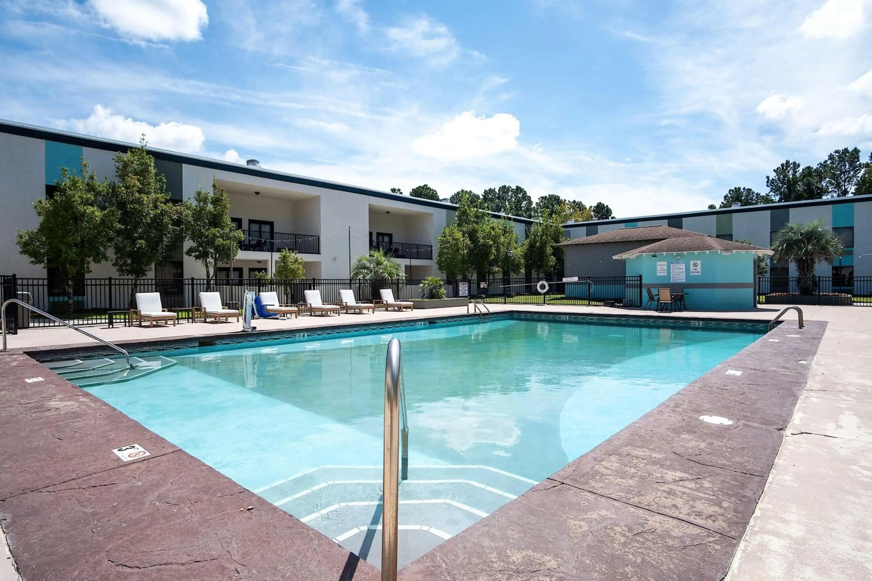Pool view in Cottonwood Suites Savannah Hotel & Conference Center