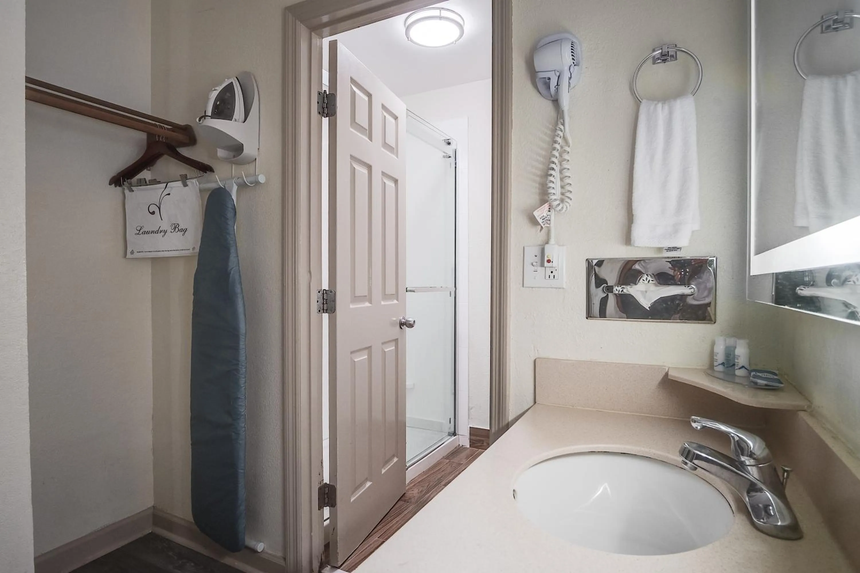 Bathroom in Cottonwood Suites Savannah Hotel & Conference Center