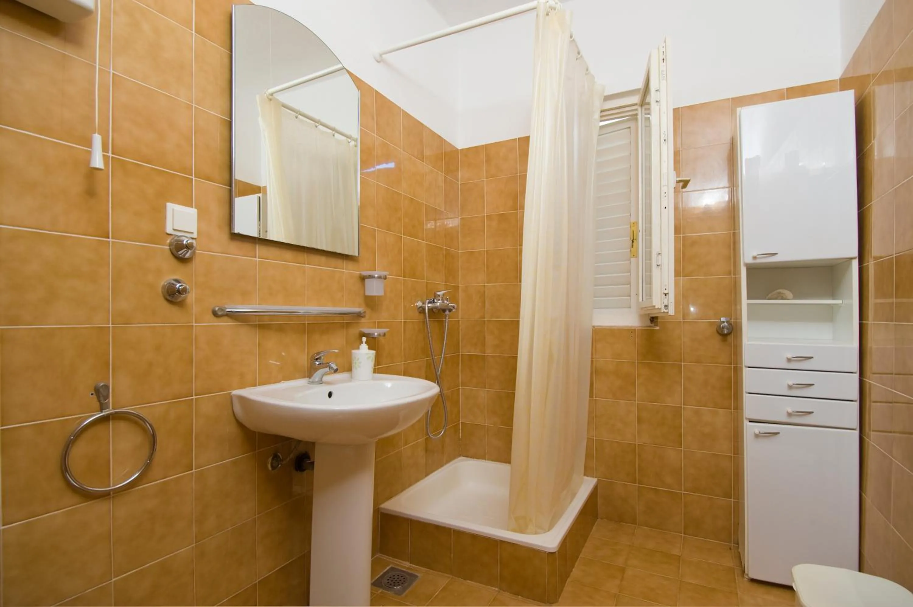 Shower in Holiday Home Lukrecia, for 9, private pool, free parking, 450 m from the beach