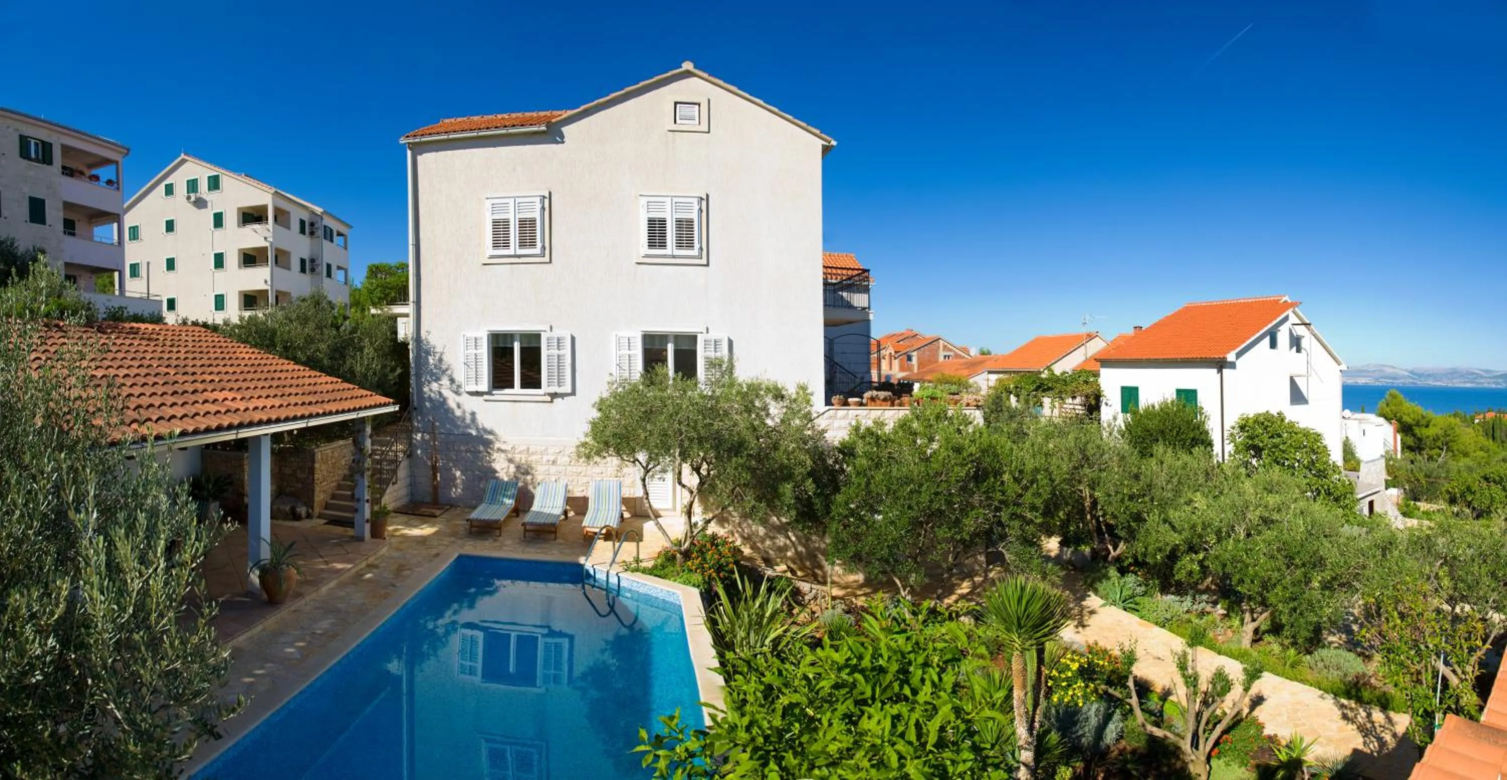 Property building in Holiday Home Lukrecia, for 9, private pool, free parking, 450 m from the beach