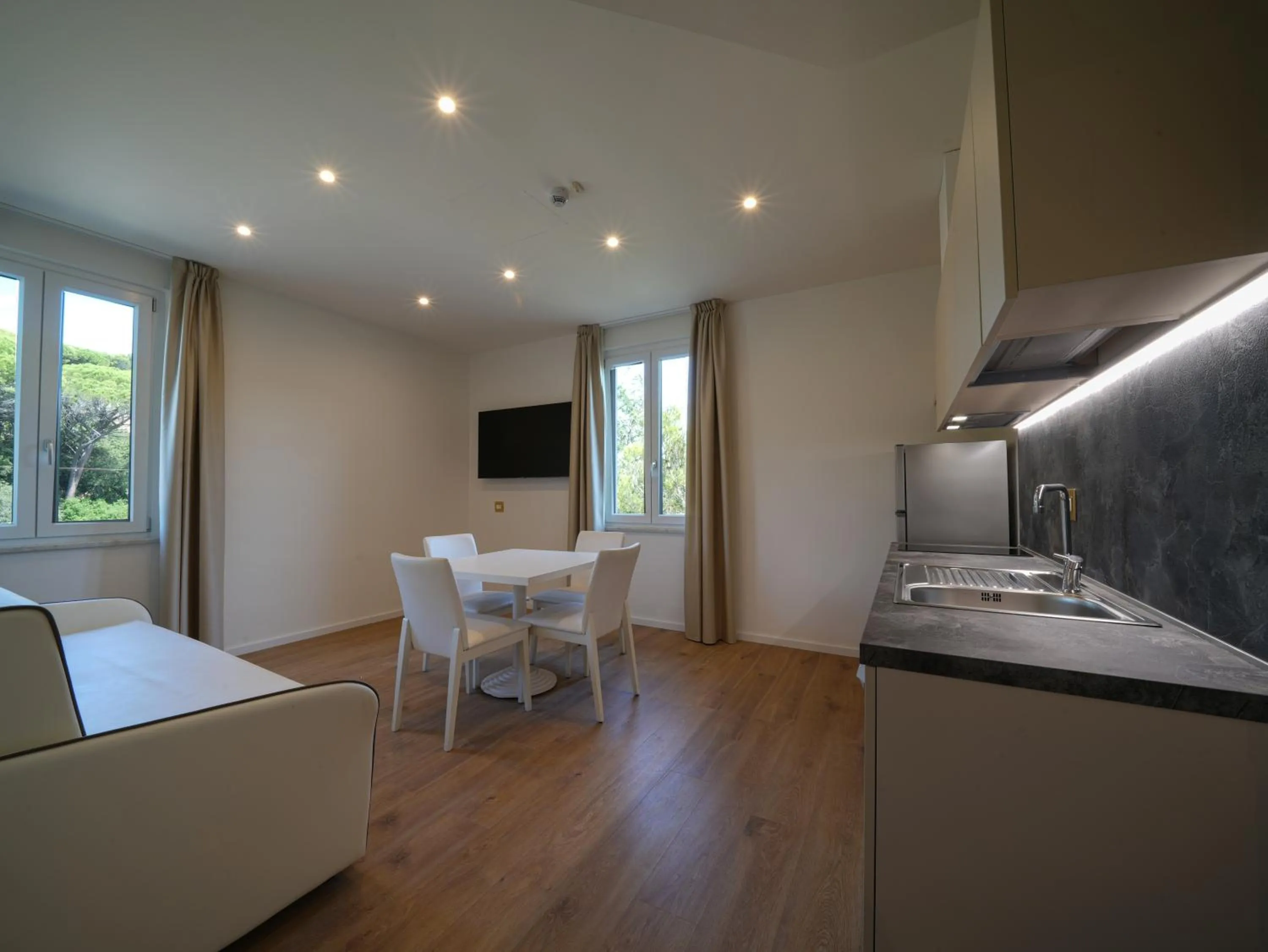 Kitchen or kitchenette in Hotiday Castiglioncello Suite