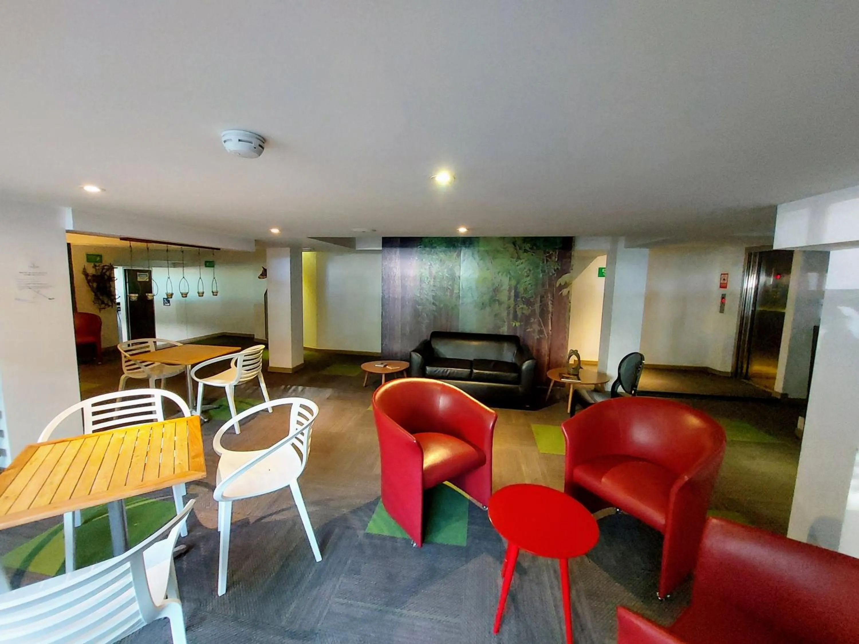 Restaurant/places to eat in Hotel Viaggio Teleport City Suites