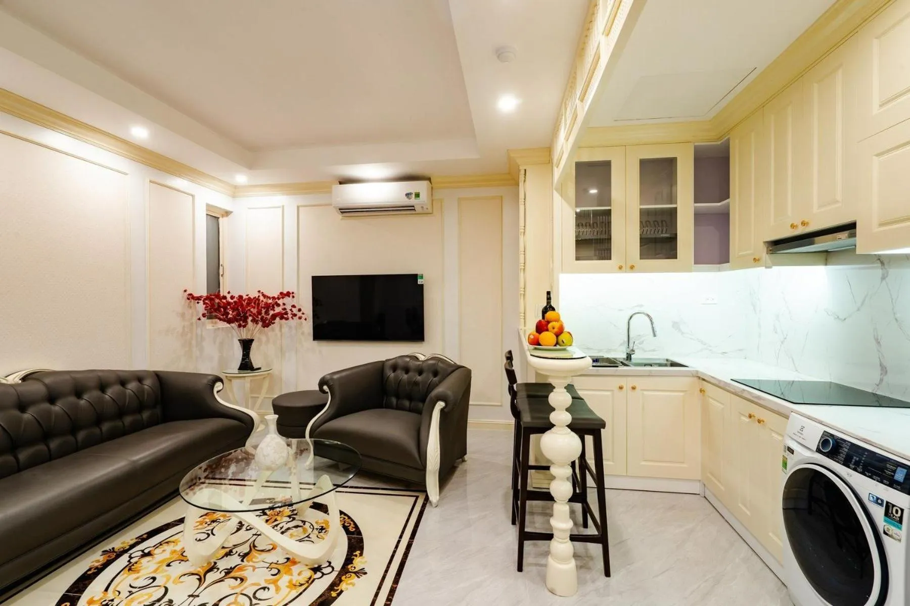 Communal lounge/ TV room in Wild Lotus Hotel Apartment 2