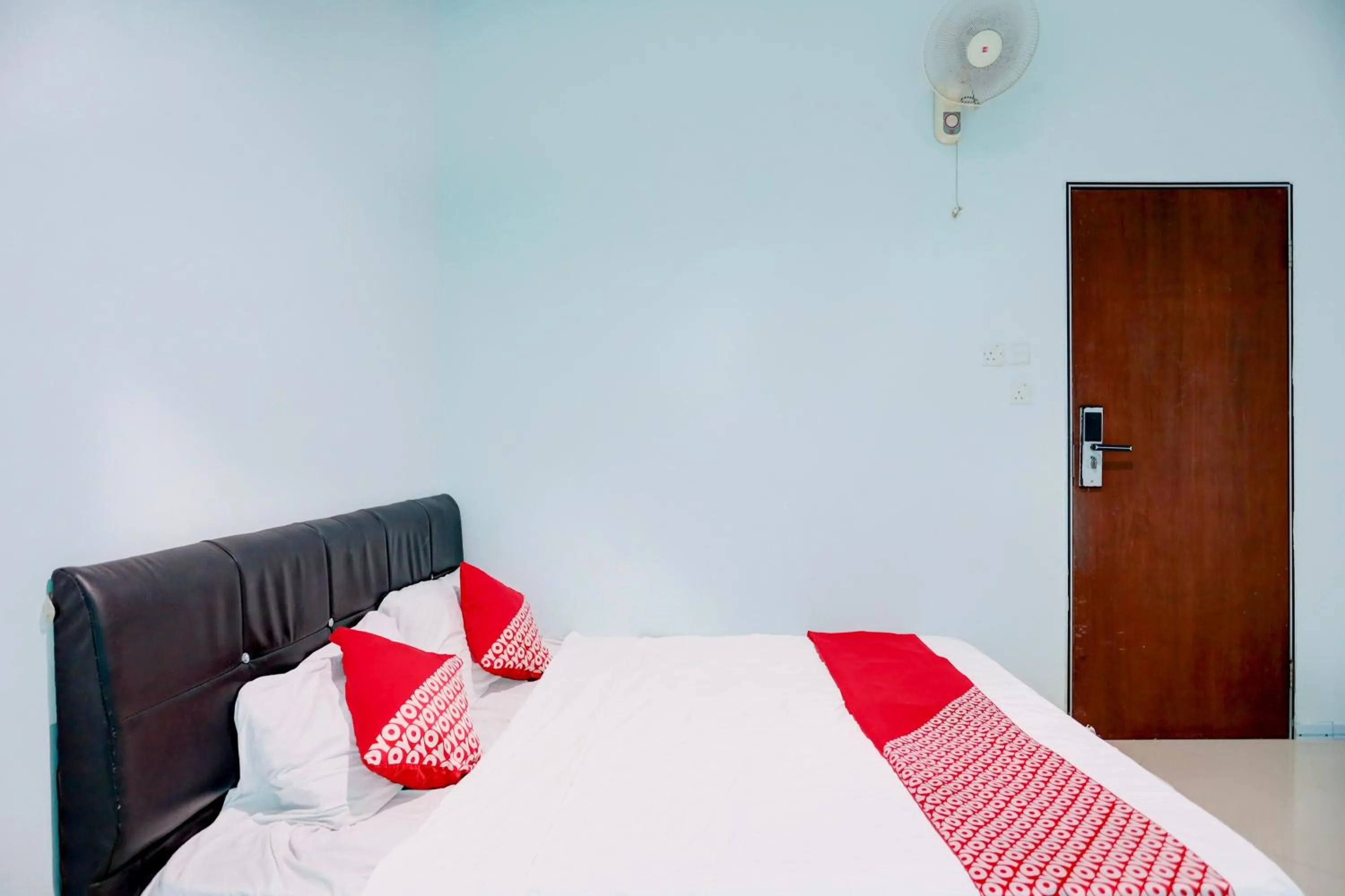 Bedroom, Bed in Hotel O Happy 777